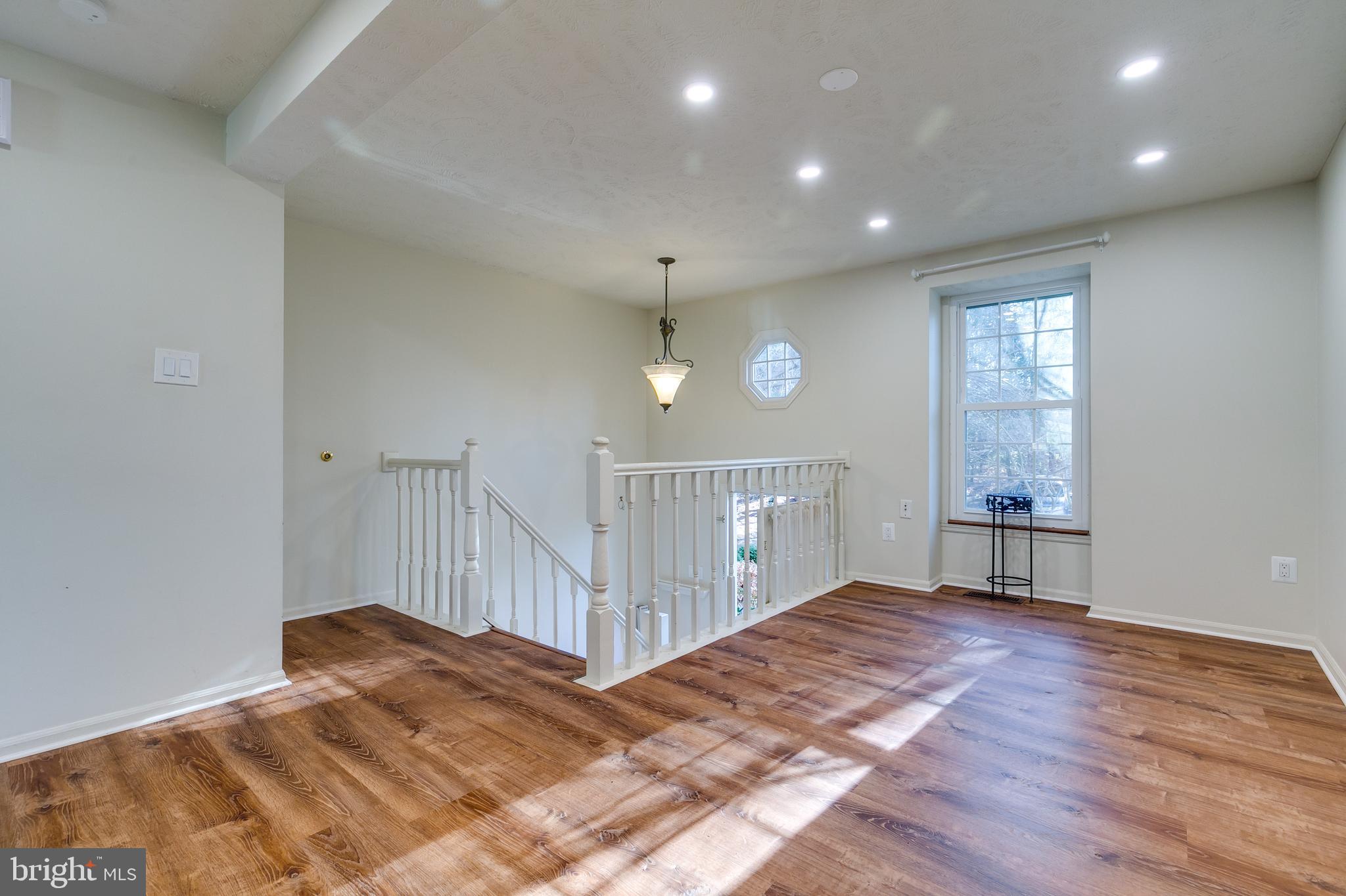 1589 WOODCREST DRIVE