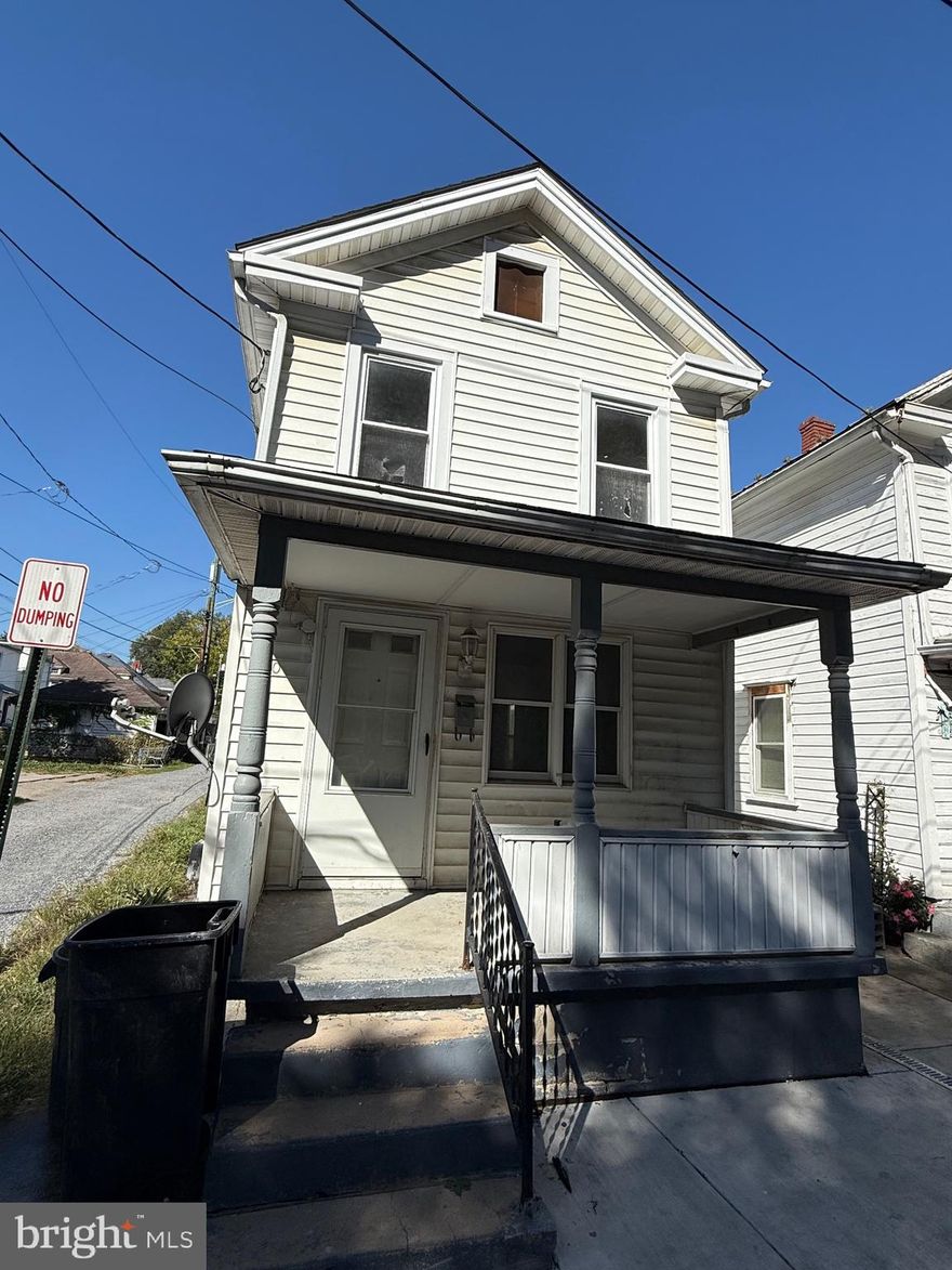 Investor Special!
Prime location just steps from downtown Martinsburg’s shops, dining, and commuter access. This property is perfect for cash investors looking for a solid flip or long-term rental. With its walkable location and strong rental demand, this could be your next great investment. Sold as-is, bring your tools and vision!