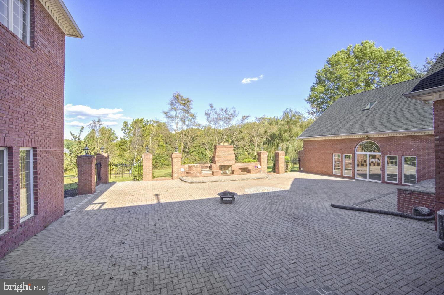 TWELVE HILLS - Residential