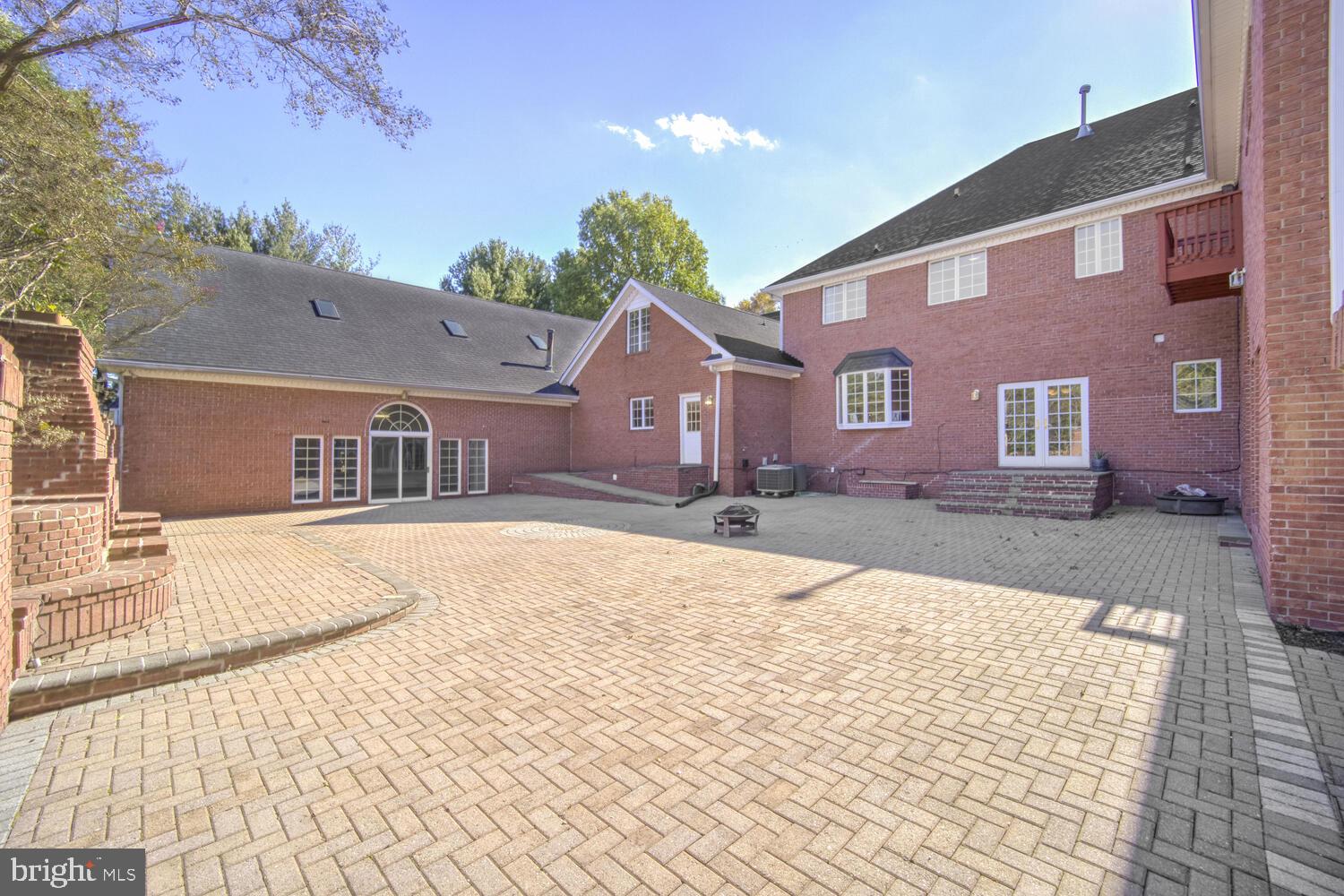 TWELVE HILLS - Residential