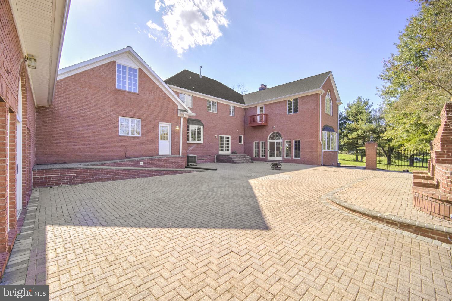 TWELVE HILLS - Residential