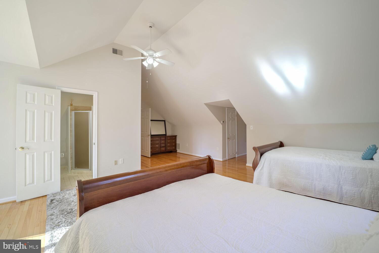 TWELVE HILLS - Residential