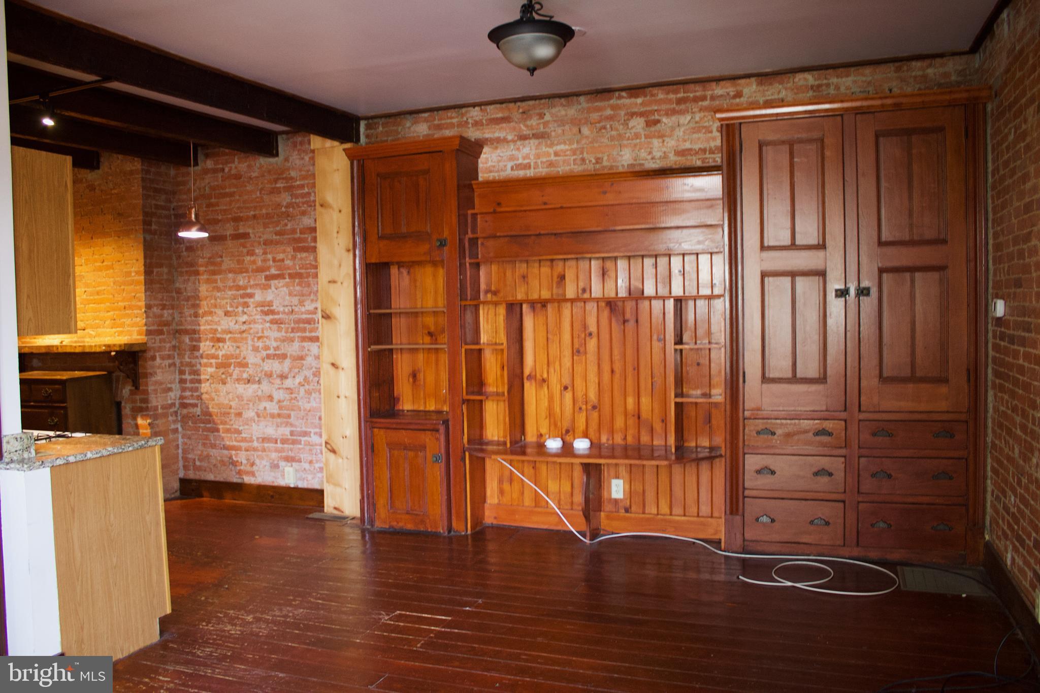 209 W CHESTNUT STREET 2