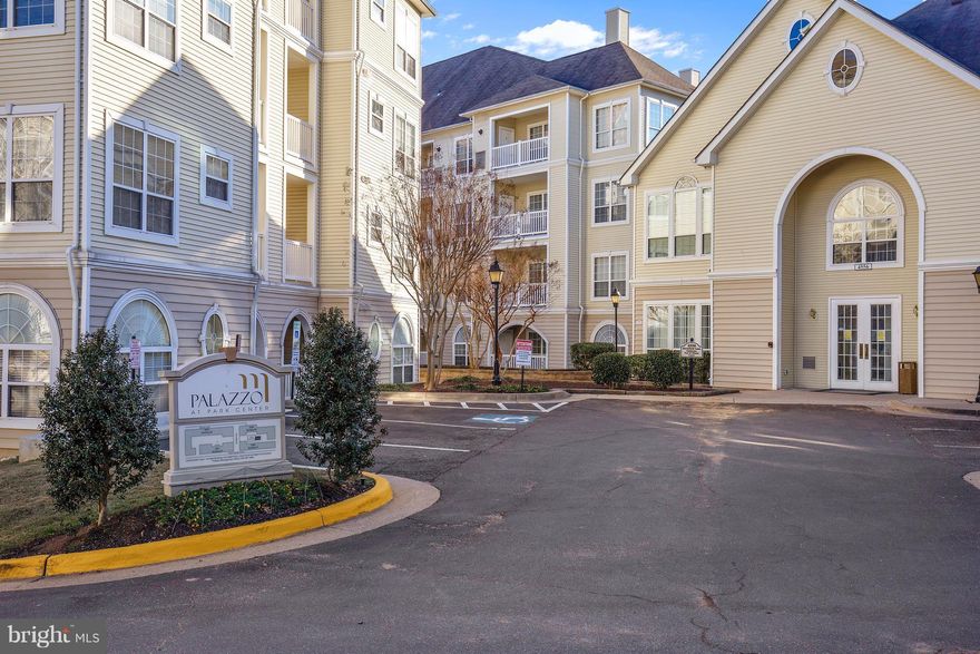 Remodled corner unit Stays with good lighting as long as the sun is out and shining. Enjoy living in the beltway with great shopping at pentagon city and gym at xsport fitness or on site for free! Close to DC Arlington and falls church in the heart of Alexandria.