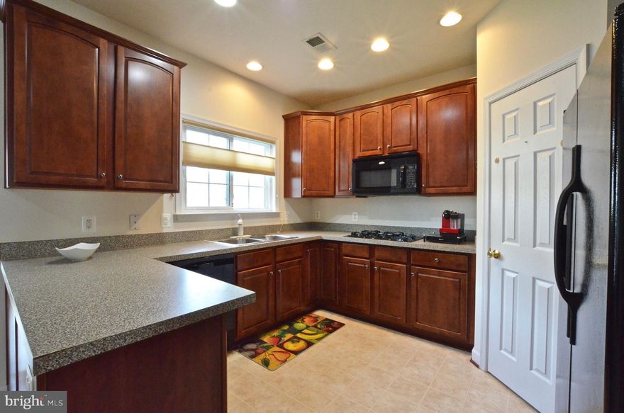 *BIG BANG FOR YOUR BUCK IN THIS TUCKED AWAY TOWNHOME COMMUNITY OF HAWKS VIEW GLEN*  ADAMS MODEL W/1 CAR GARAGE 3BEDROOMS/2 FULLBATHS AND 2 HALF BATHS*OPEN MAIN LEVEL*A 10 FOOT BUMP OUT ON 3 LEVELS PROVIDES AN OFFICE ON THE LOWER FLR, A SUN ROOM ON THE MAIN AND A HUGE MASTER BATH ON THE UPPER LEVEL*SUNNY WNDWS W/CUSTOM BLINDS THROUGHOUT*KITCHEN HAS 2 WALL OVENS, GAS COOKTOP AND A BUILTIN MICROWAVE, ALONG WITH A HUGE WALK IN PANTRY*HARD WOOD IN LIVING ROOM AND DINING ROOM*WOOD STAIRS TO UL AND MAIN*MASTERBEDROOM HAS A VAULTED CEILING, A WALK IN CLOSET AND EASILY ACCOMODATES A KING BED ALONG WITH ADDITIONAL SEATING---A SOFA!*ATTACHED MASTER BATH HAS A DUAL SINK VANITY, SEPARATE SHOWER AND A HUGE SOAKING TUB*THE LOWER LEVEL HAS A GAS FIREPLACE IN THE REC ROOM AND AN OFFICE AREA*THE FOYER HAS WOOD FLOORING AND INSIDE ACCESS TO THE GARAGE*LOTS OF ADDITIONAL PARKING AVAILABLE IN THE COMMUNITY*ACCESS TO THE W&OD STEPS AWAY*CENTRAL TO GROCERY/SHOPPING/ACTIVITIES & COMMUTING*AGENTS NOTE DOCUMENT SECTION*EASY TO SHOW---FIRST TIME RENTAL*