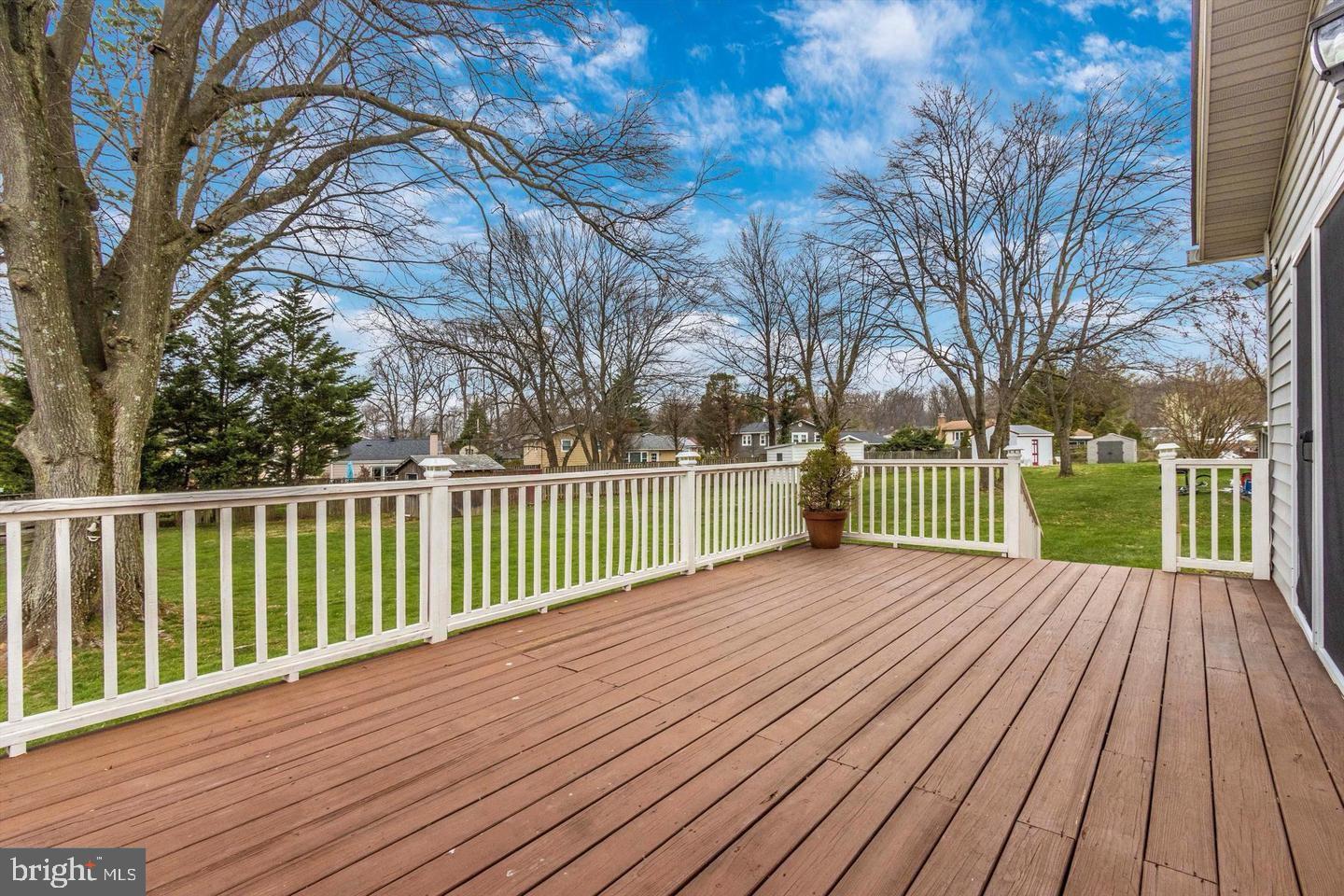 ENGLISH MANOR - Residential Lease