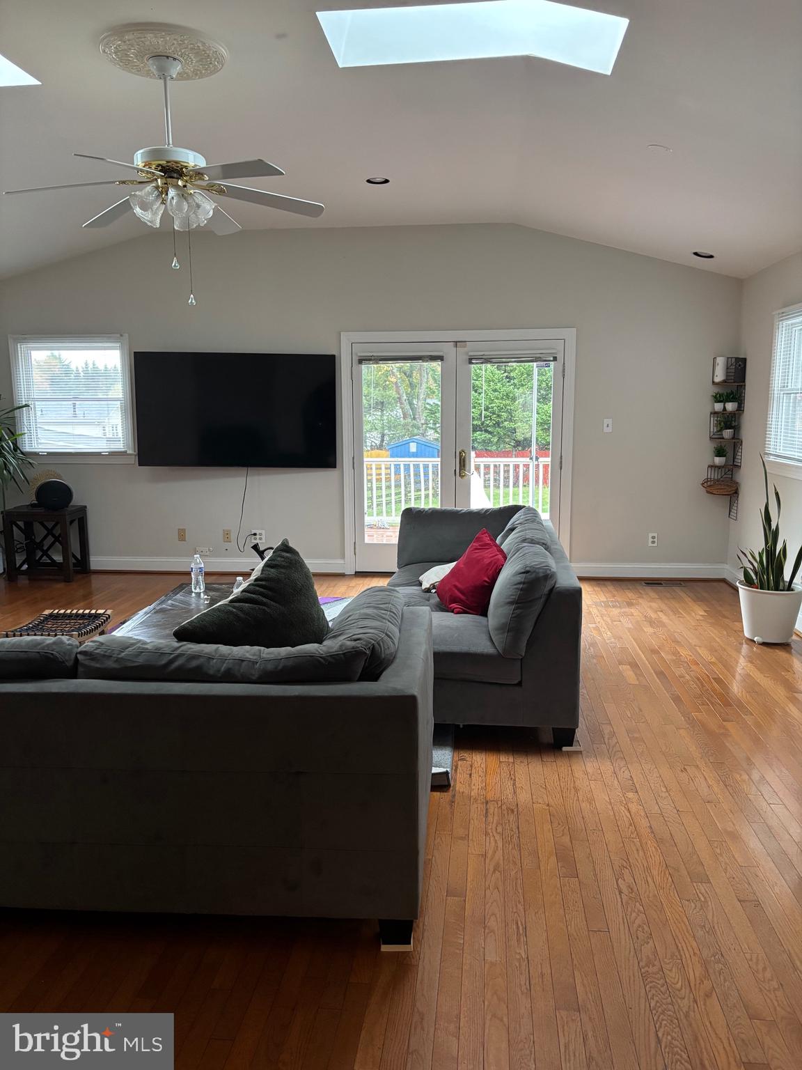 ENGLISH MANOR - Residential Lease