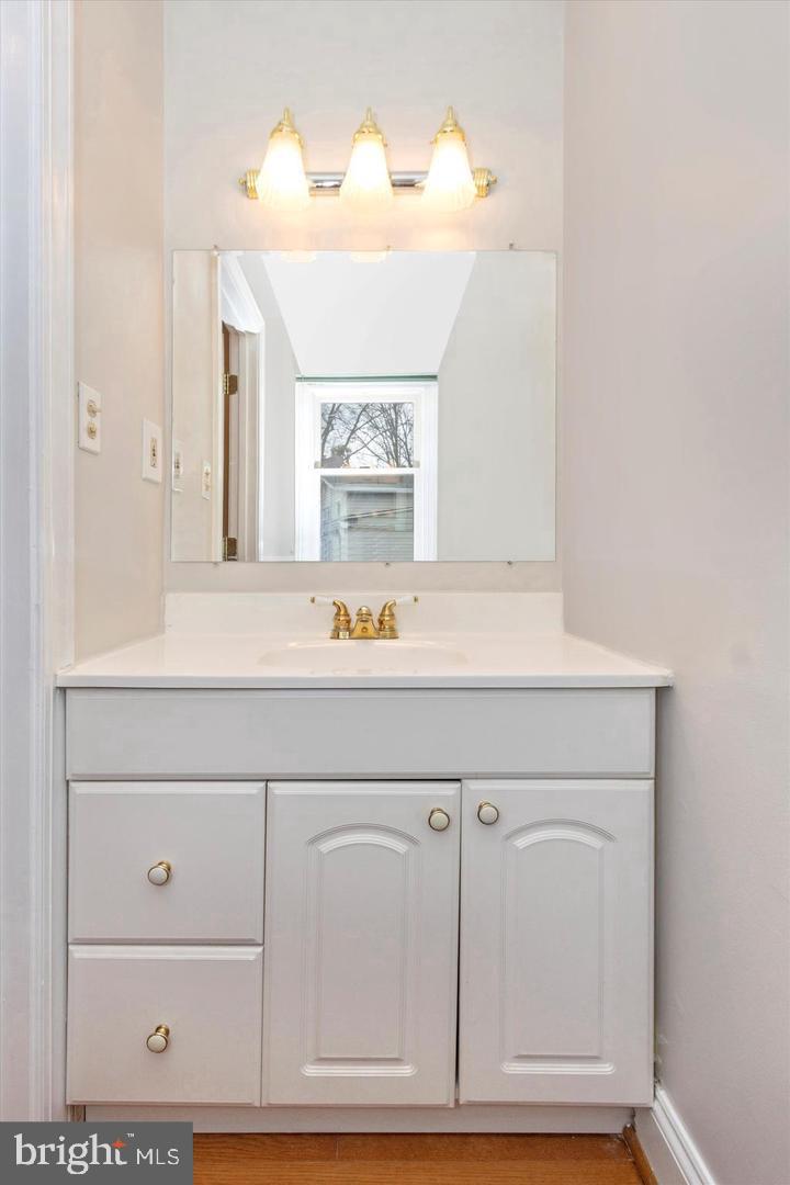 ENGLISH MANOR - Residential Lease