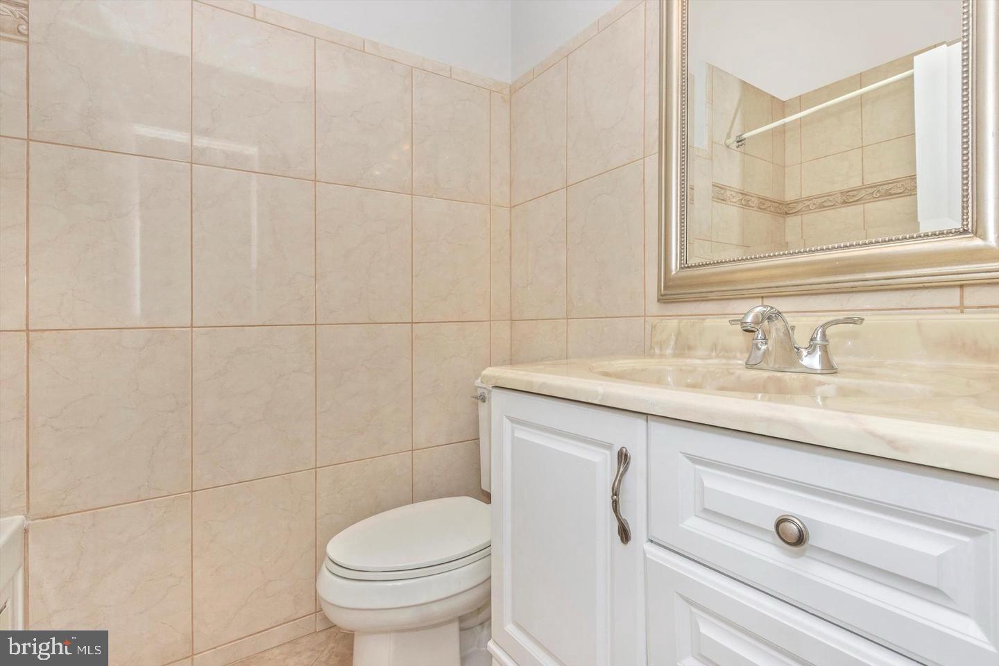 ENGLISH MANOR - Residential Lease