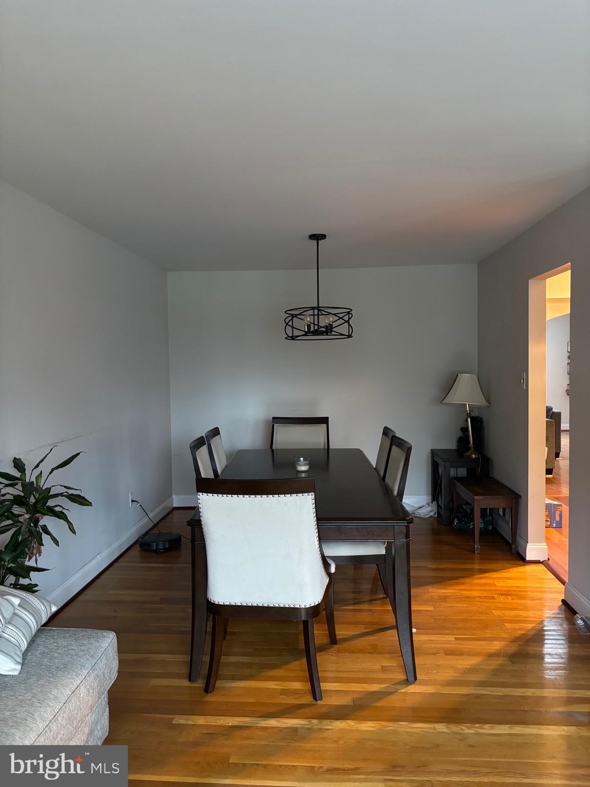 ENGLISH MANOR - Residential Lease