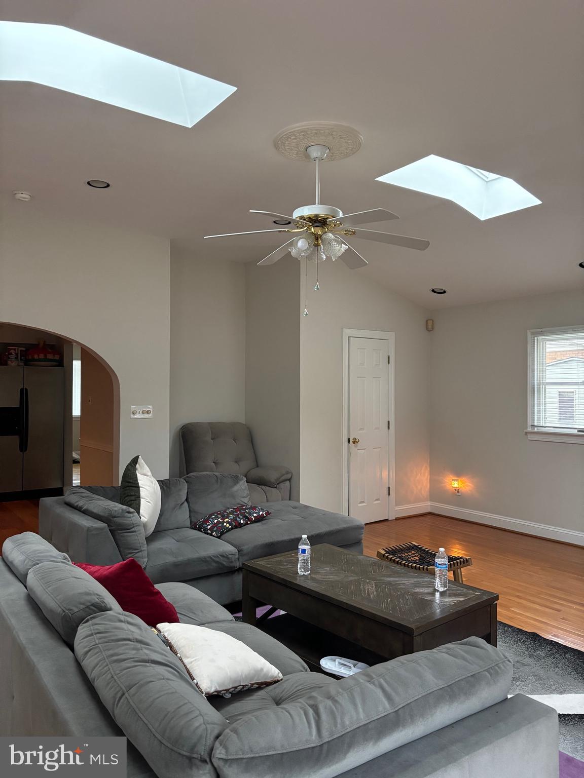 ENGLISH MANOR - Residential Lease