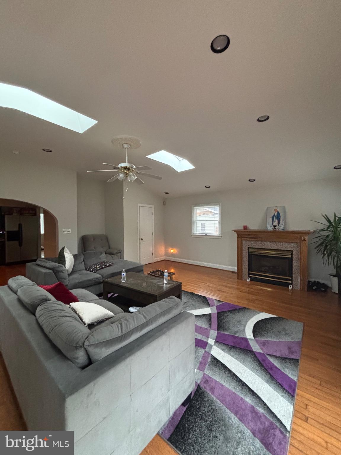 ENGLISH MANOR - Residential Lease