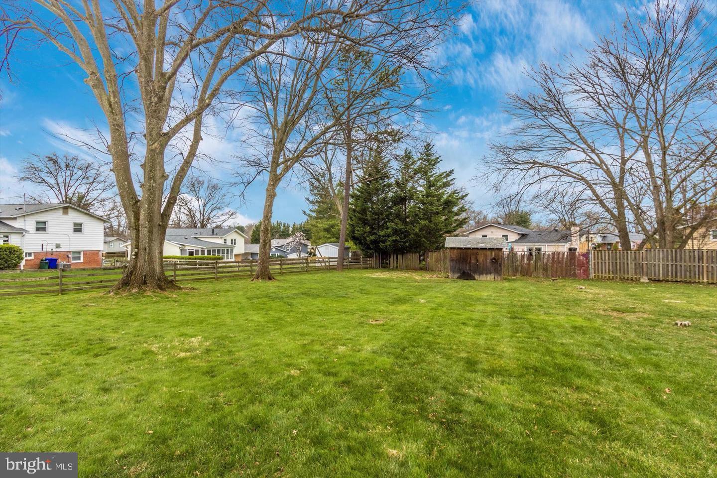 ENGLISH MANOR - Residential Lease