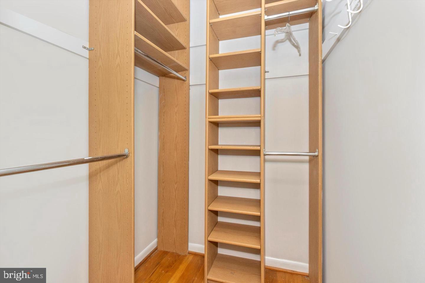 ENGLISH MANOR - Residential Lease