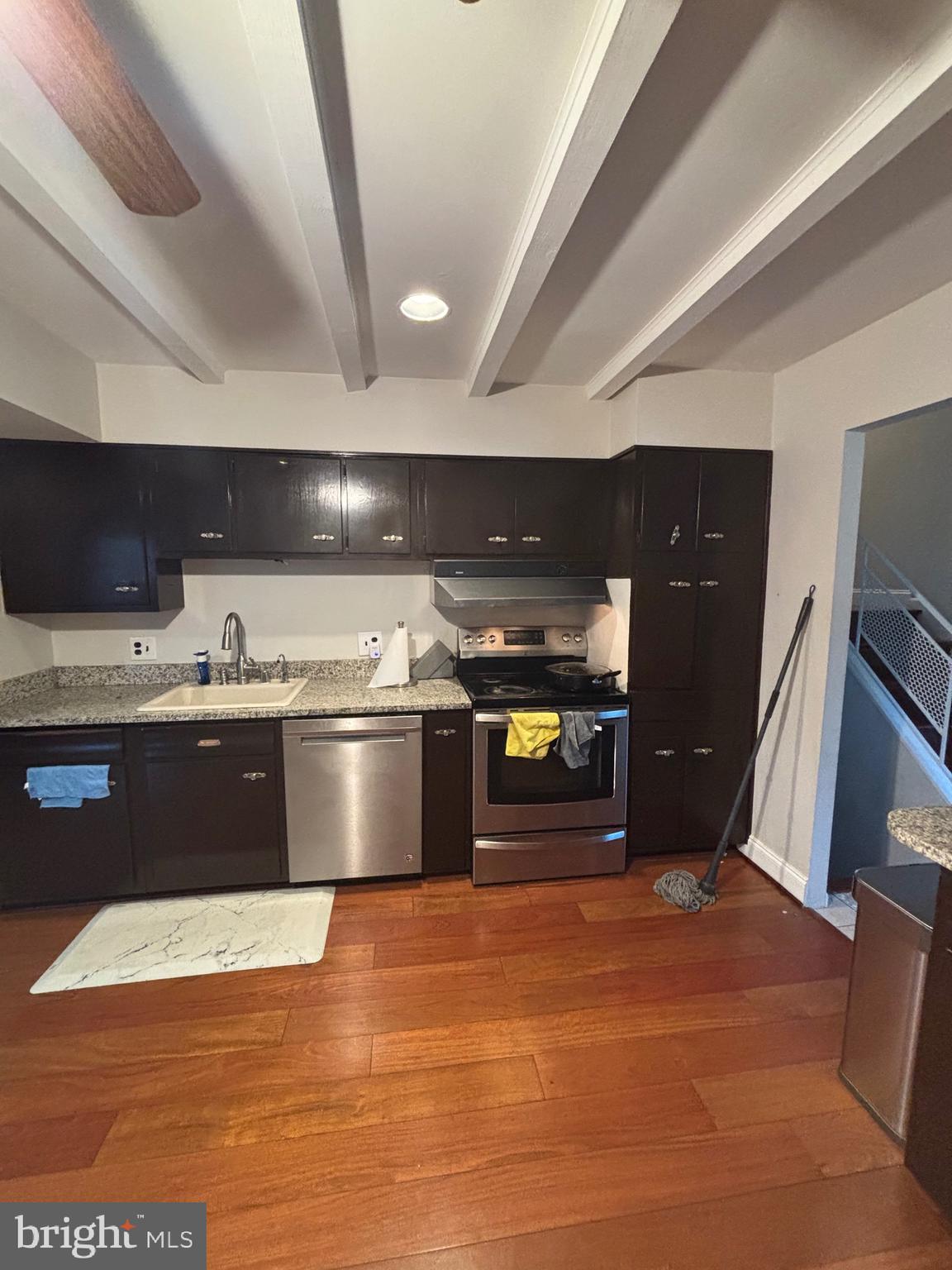 ENGLISH MANOR - Residential Lease