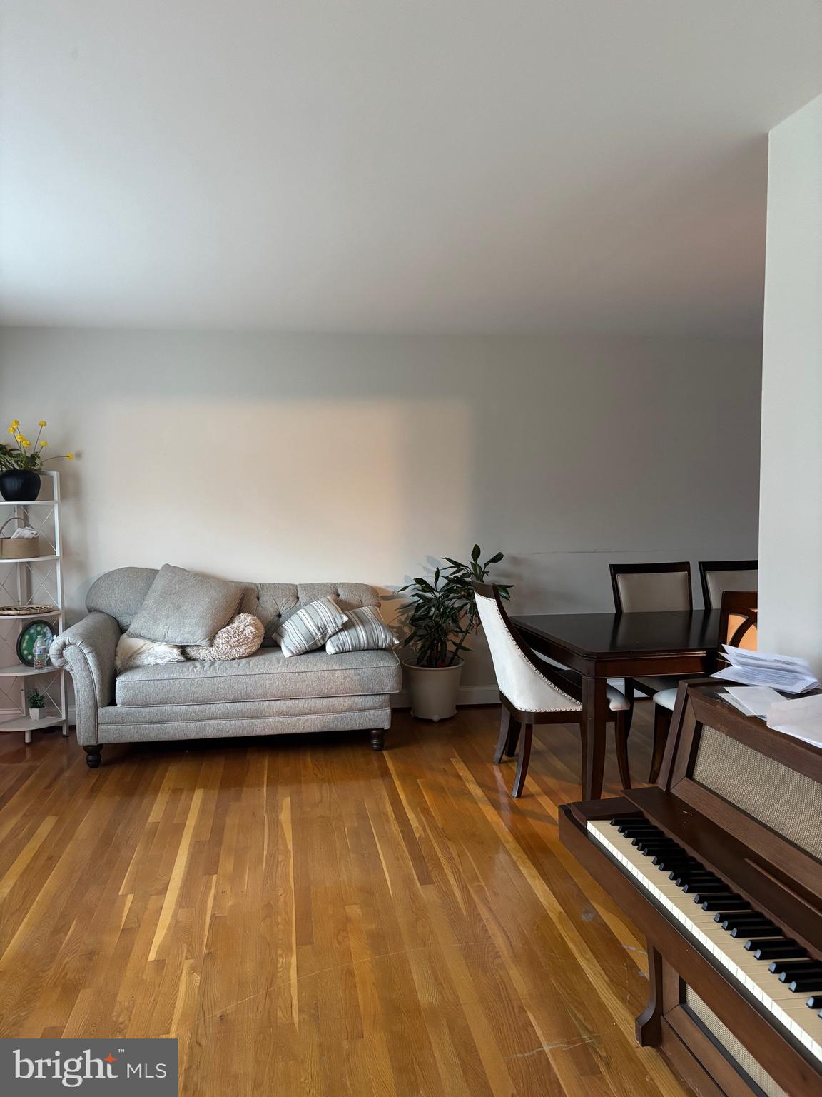 ENGLISH MANOR - Residential Lease