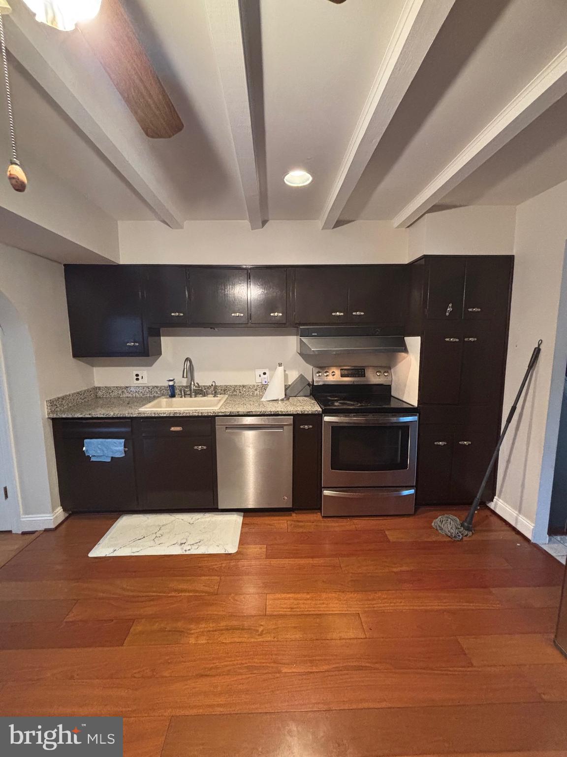 ENGLISH MANOR - Residential Lease