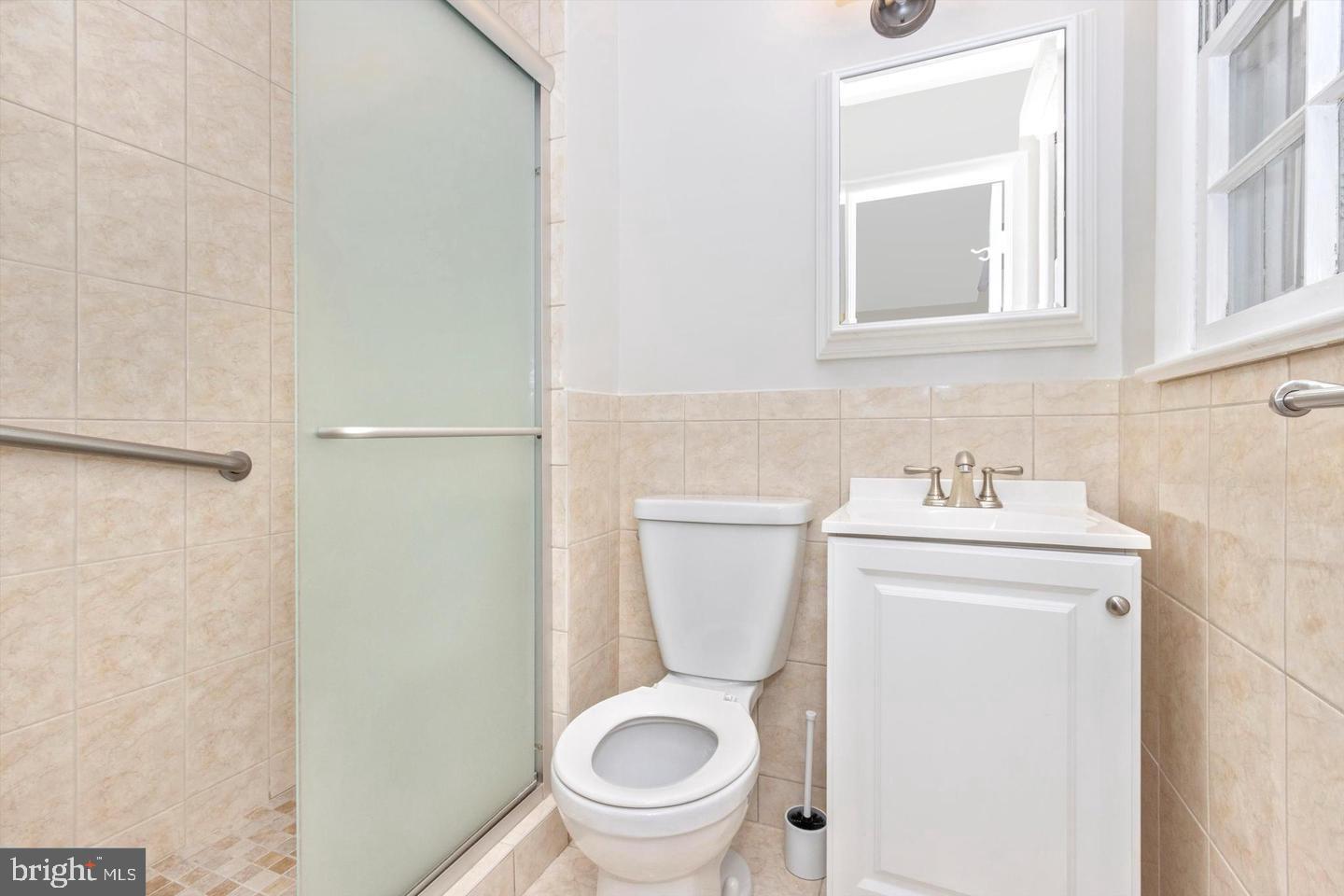 ENGLISH MANOR - Residential Lease