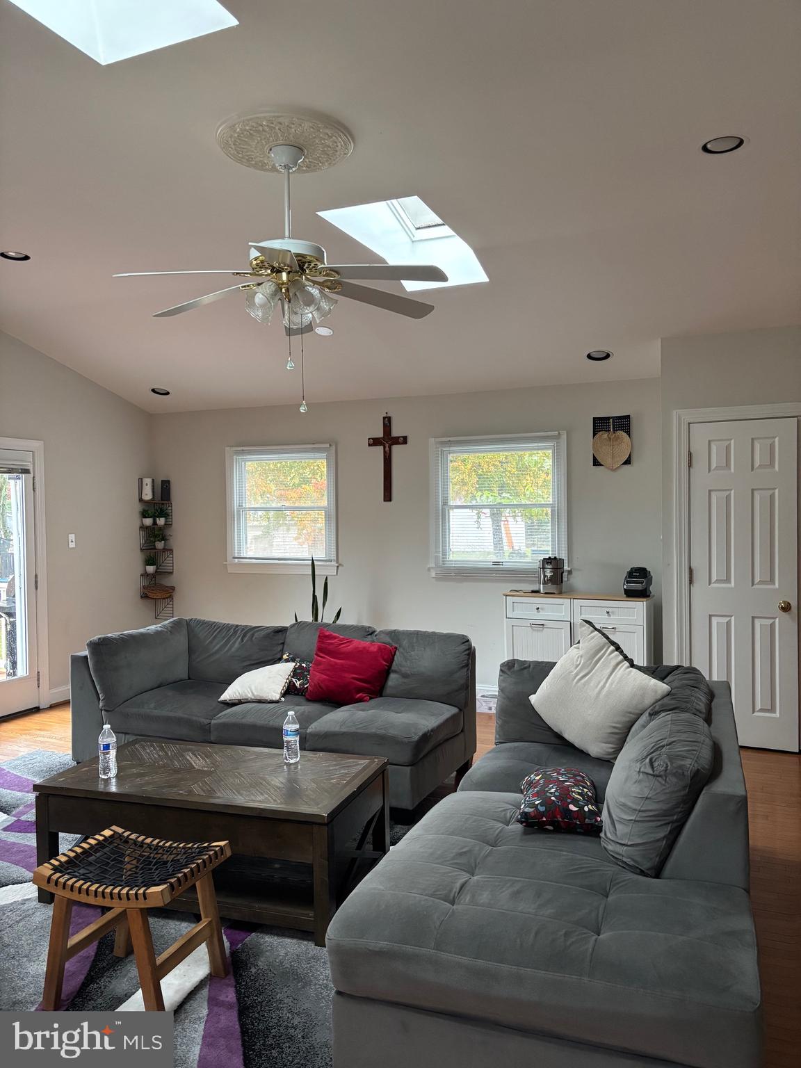 ENGLISH MANOR - Residential Lease