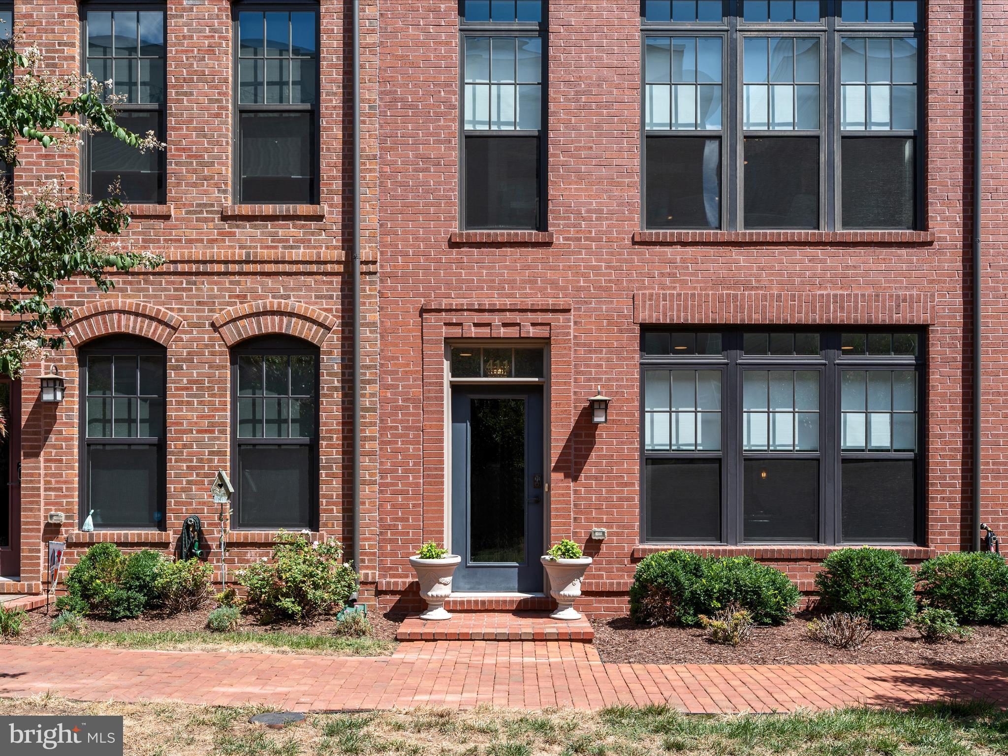 411 BICKSLER SQUARE SE
