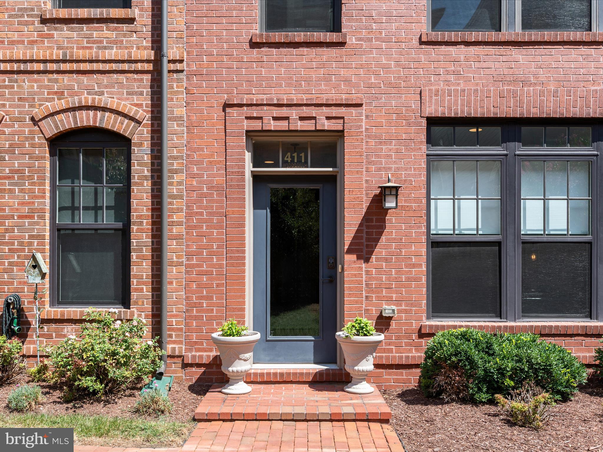 411 BICKSLER SQUARE SE