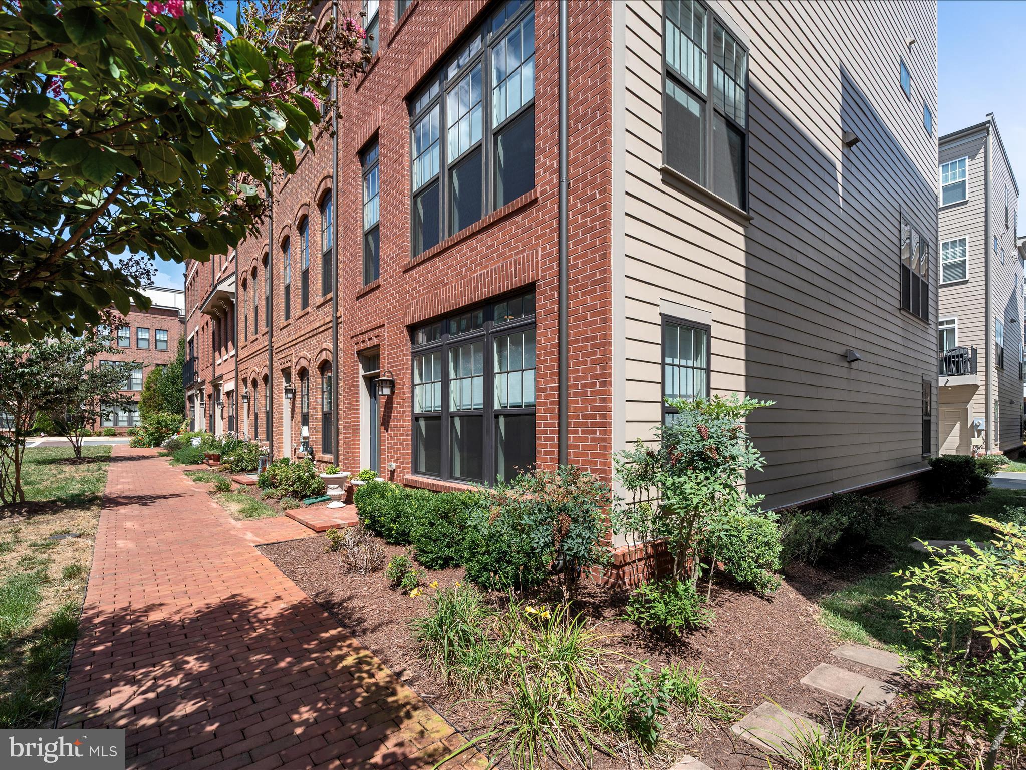 411 BICKSLER SQUARE SE