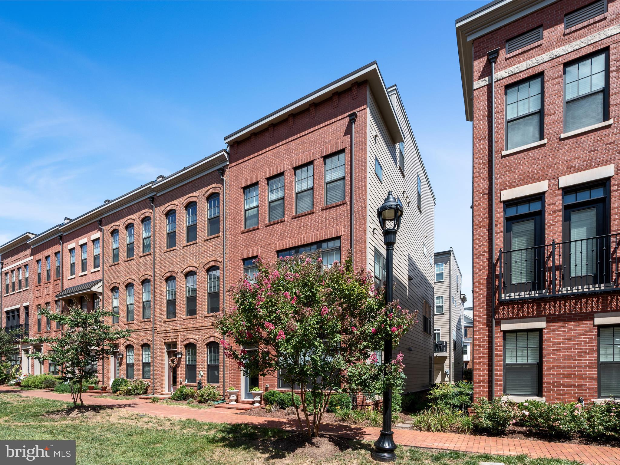 411 BICKSLER SQUARE SE
