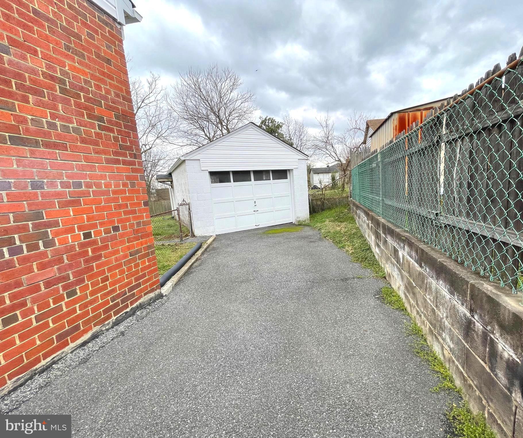 ADELPHI KNOLLS - Residential