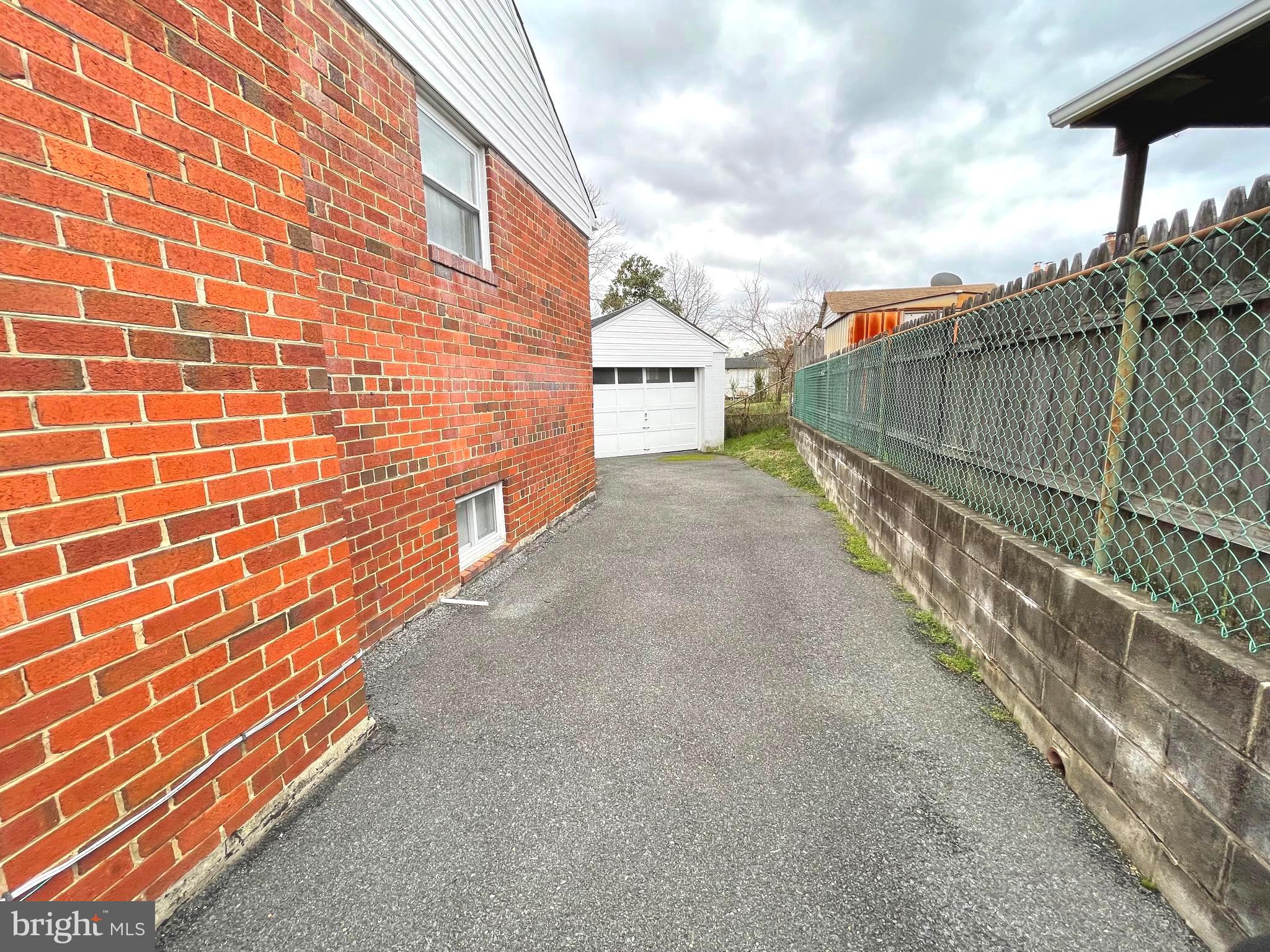 ADELPHI KNOLLS - Residential