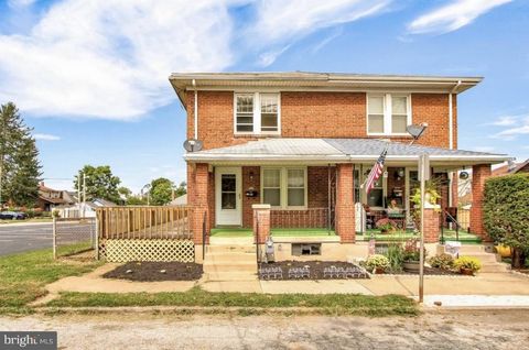 Photo of 715 E Maple Street, YORK, PA 17403 (MLS # PAYK2092770)