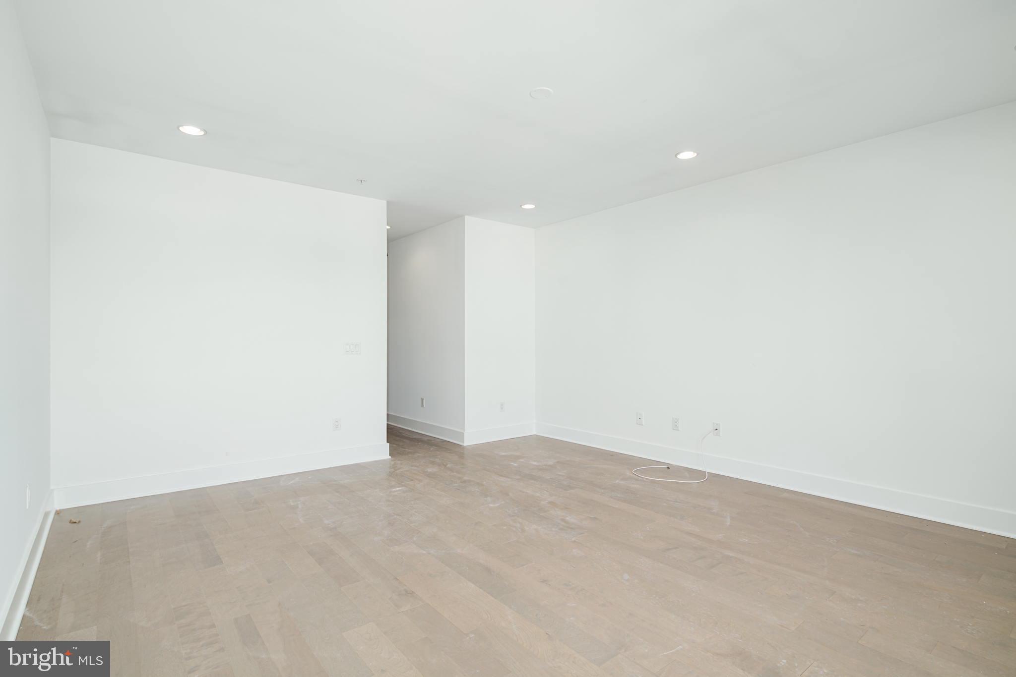 QUEEN VILLAGE - Residential