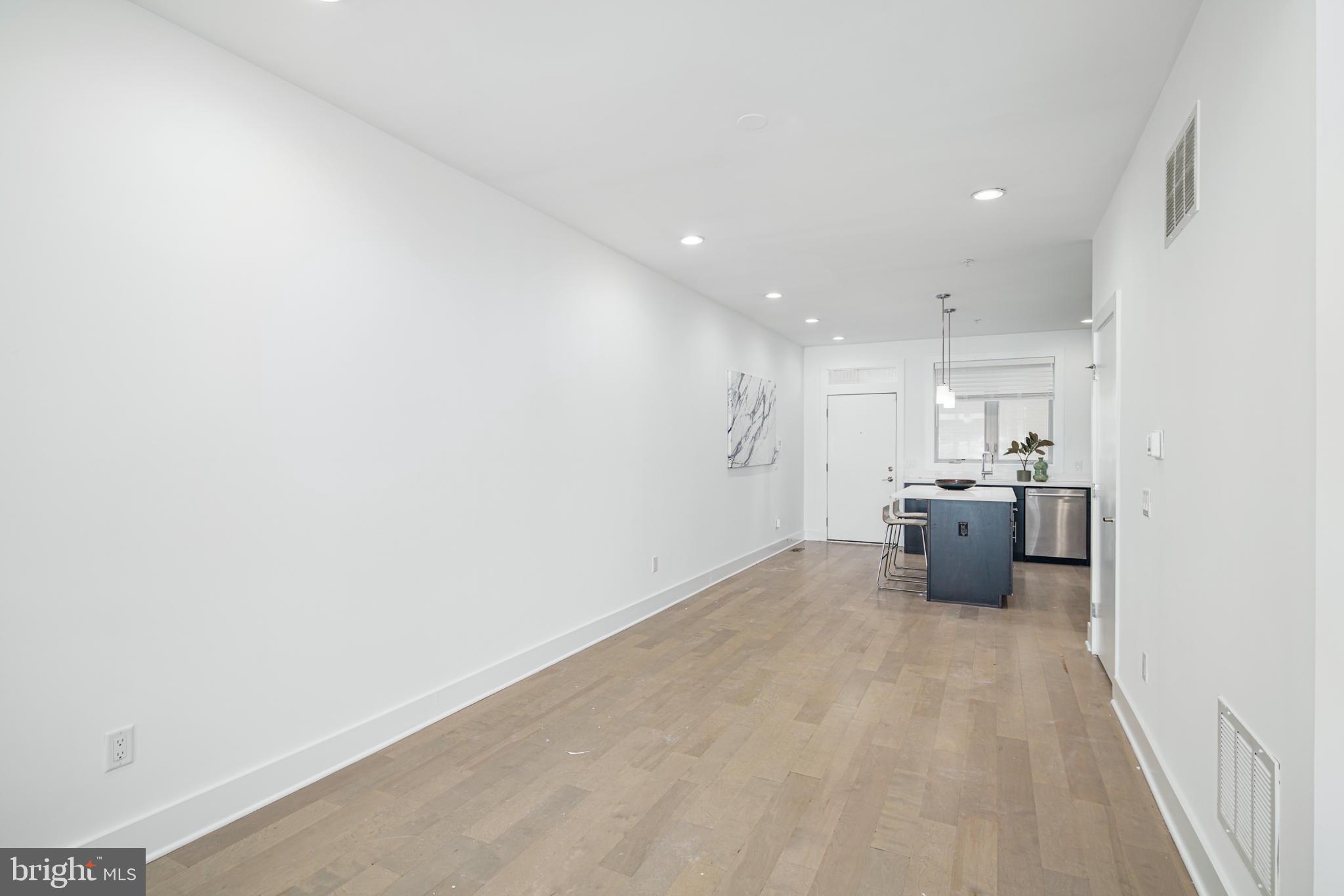 QUEEN VILLAGE - Residential