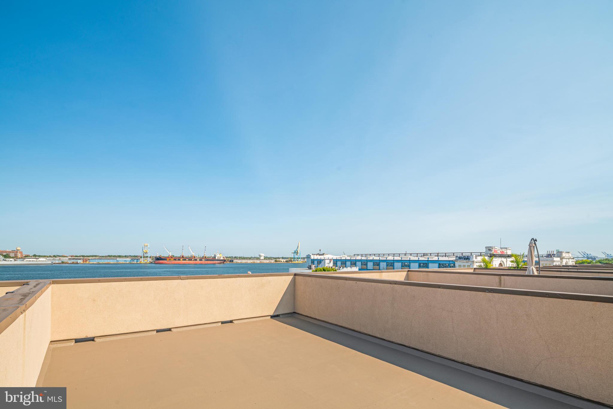 QUEEN VILLAGE - Residential