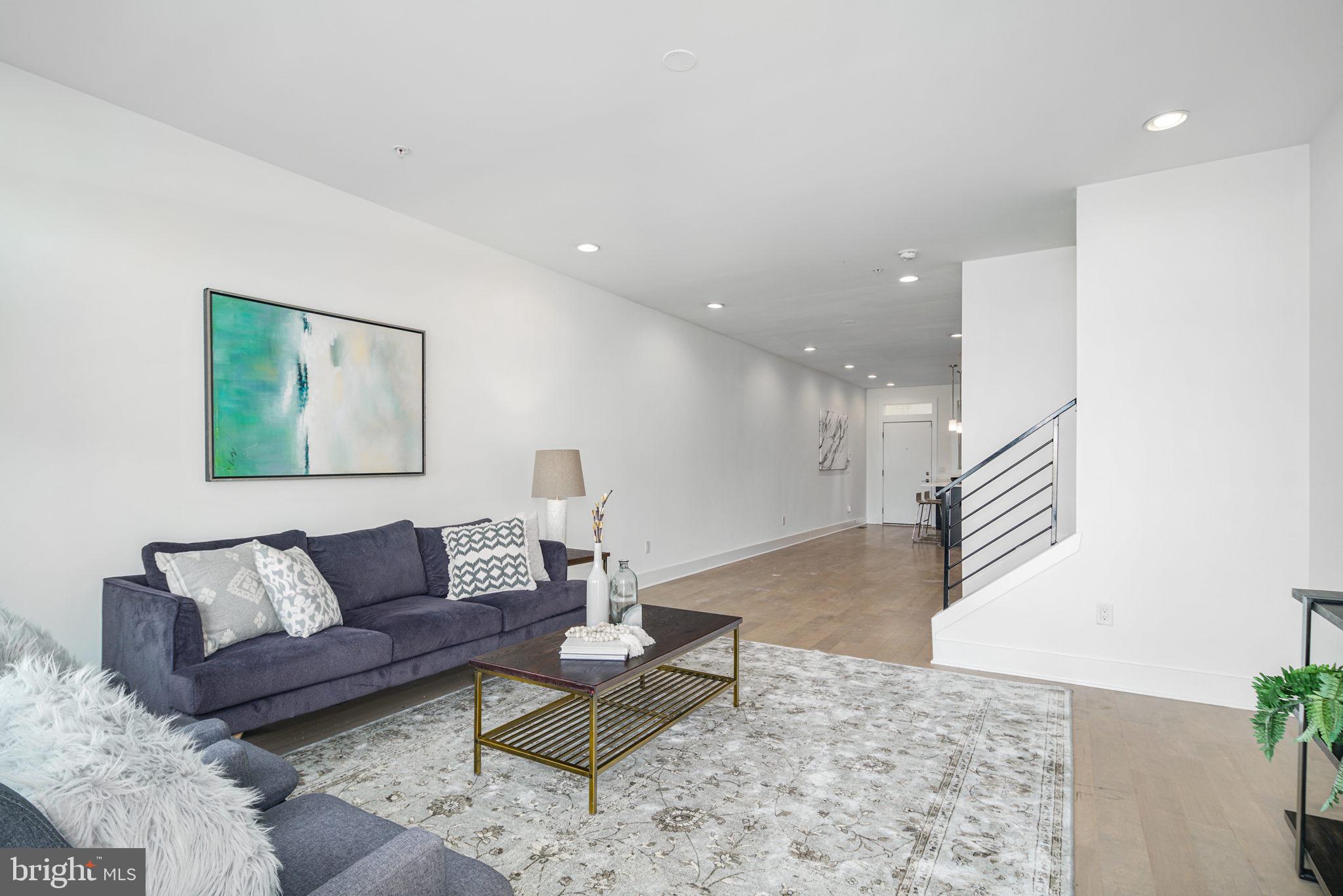 QUEEN VILLAGE - Residential