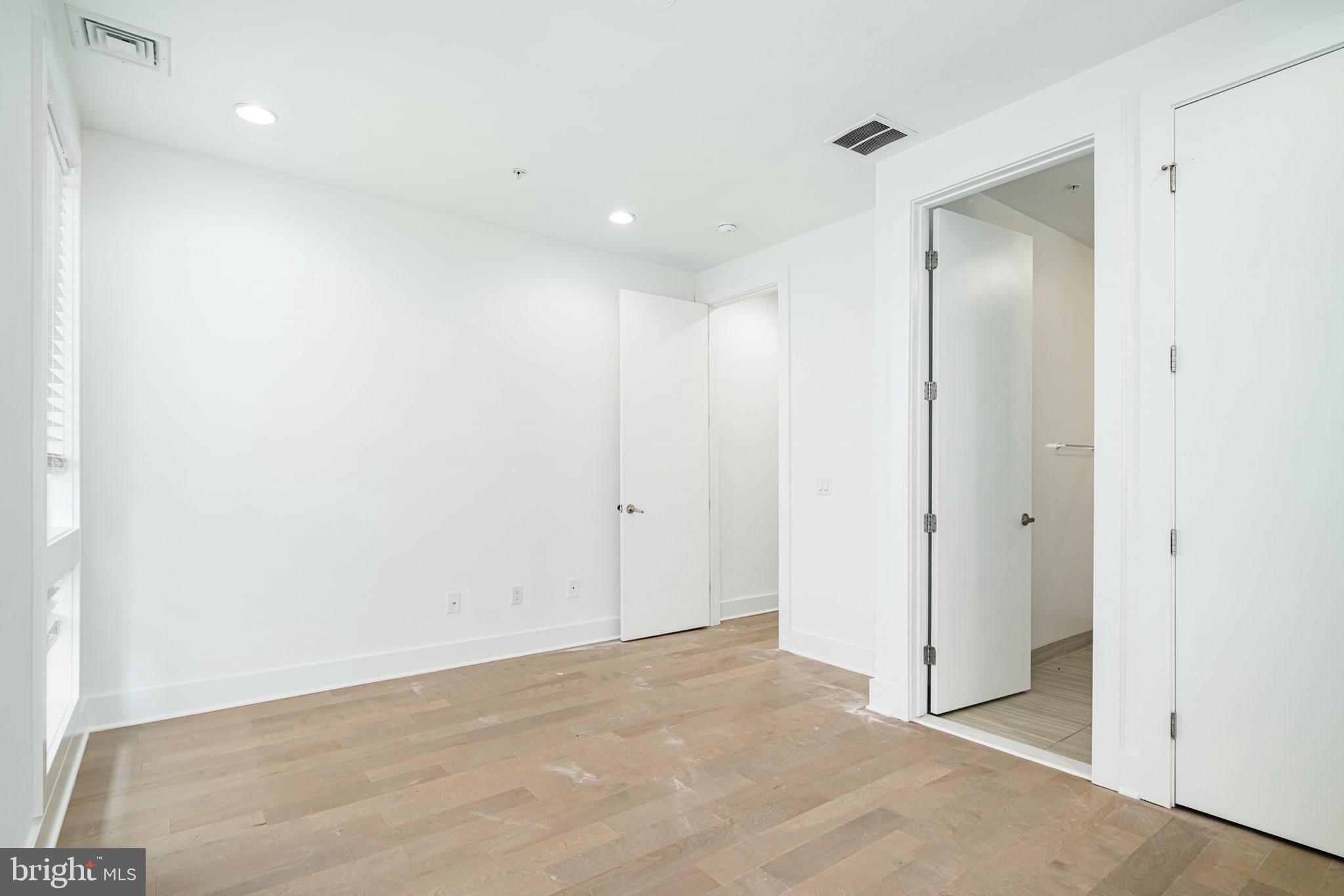 QUEEN VILLAGE - Residential