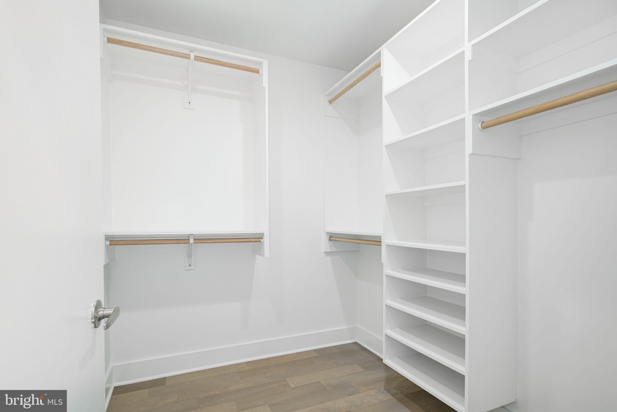 QUEEN VILLAGE - Residential