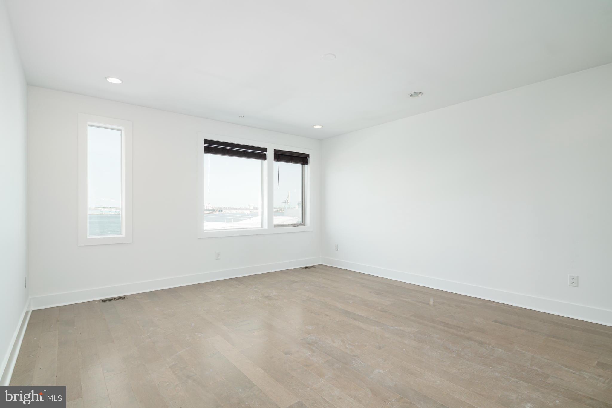 QUEEN VILLAGE - Residential