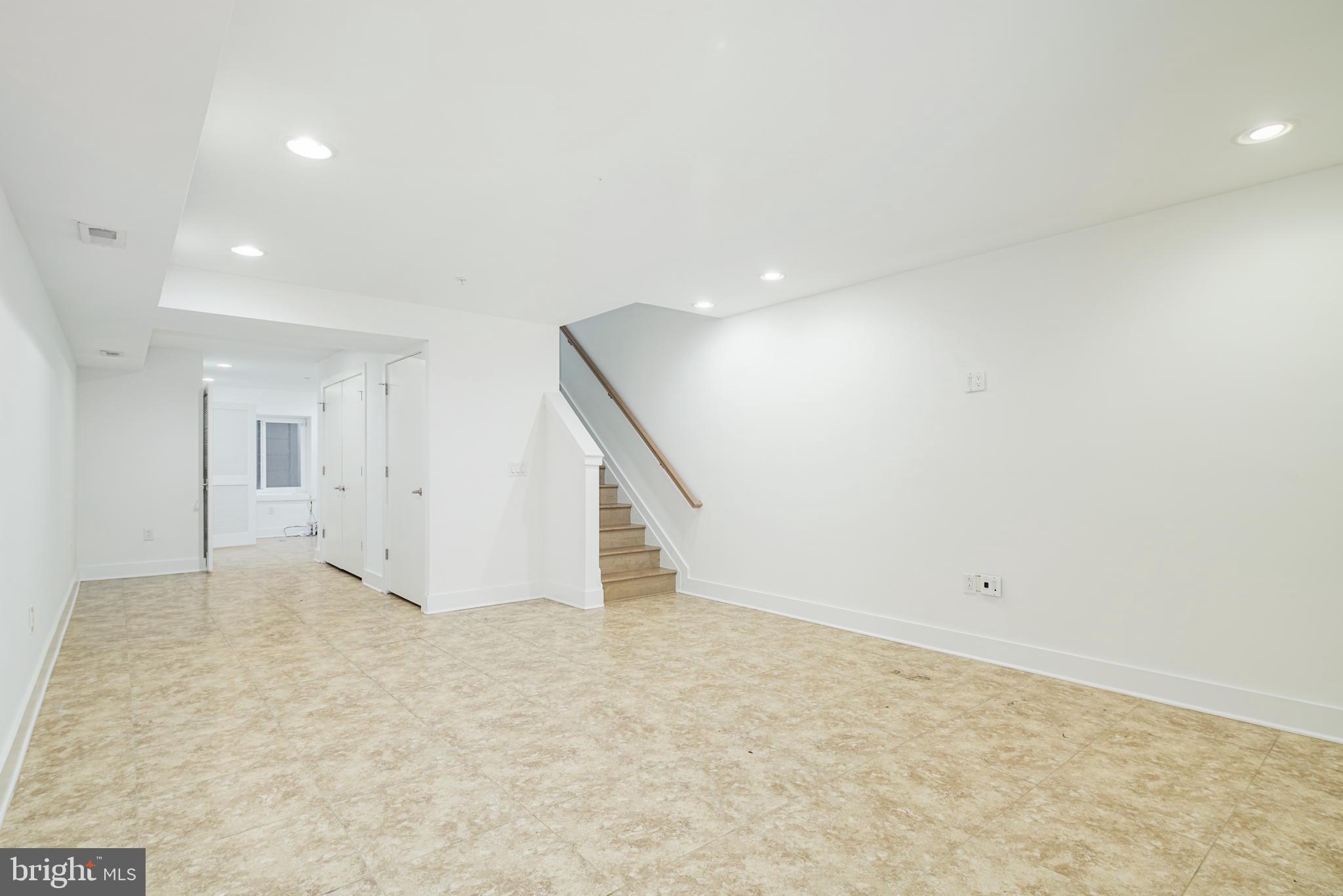 QUEEN VILLAGE - Residential