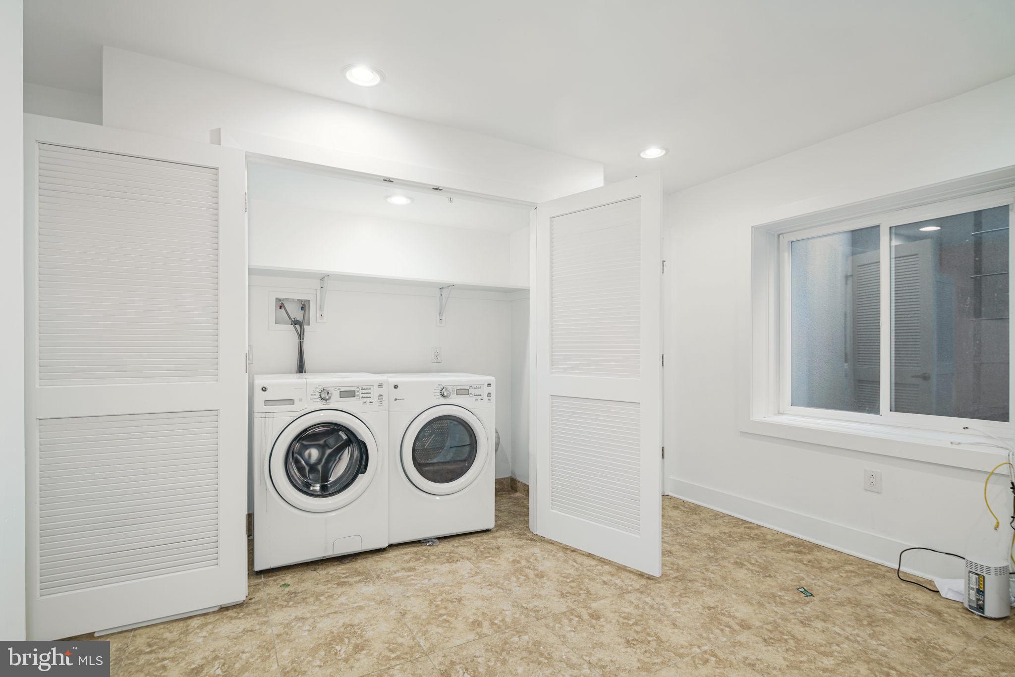 QUEEN VILLAGE - Residential