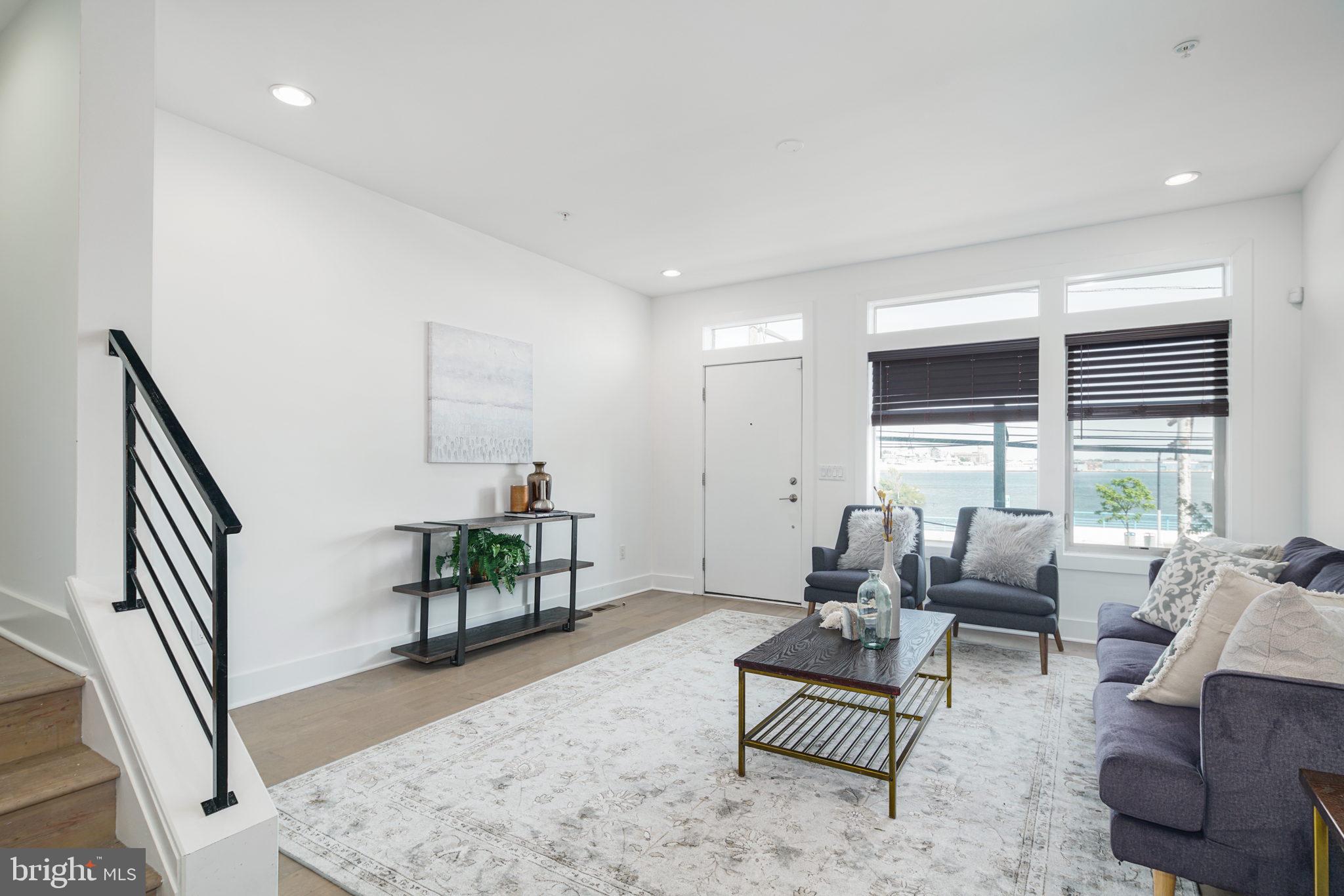 QUEEN VILLAGE - Residential