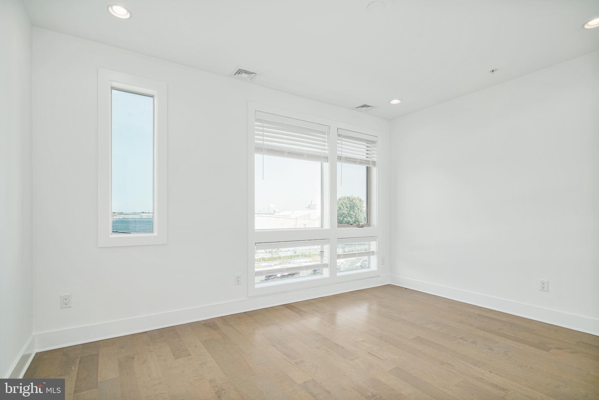 QUEEN VILLAGE - Residential