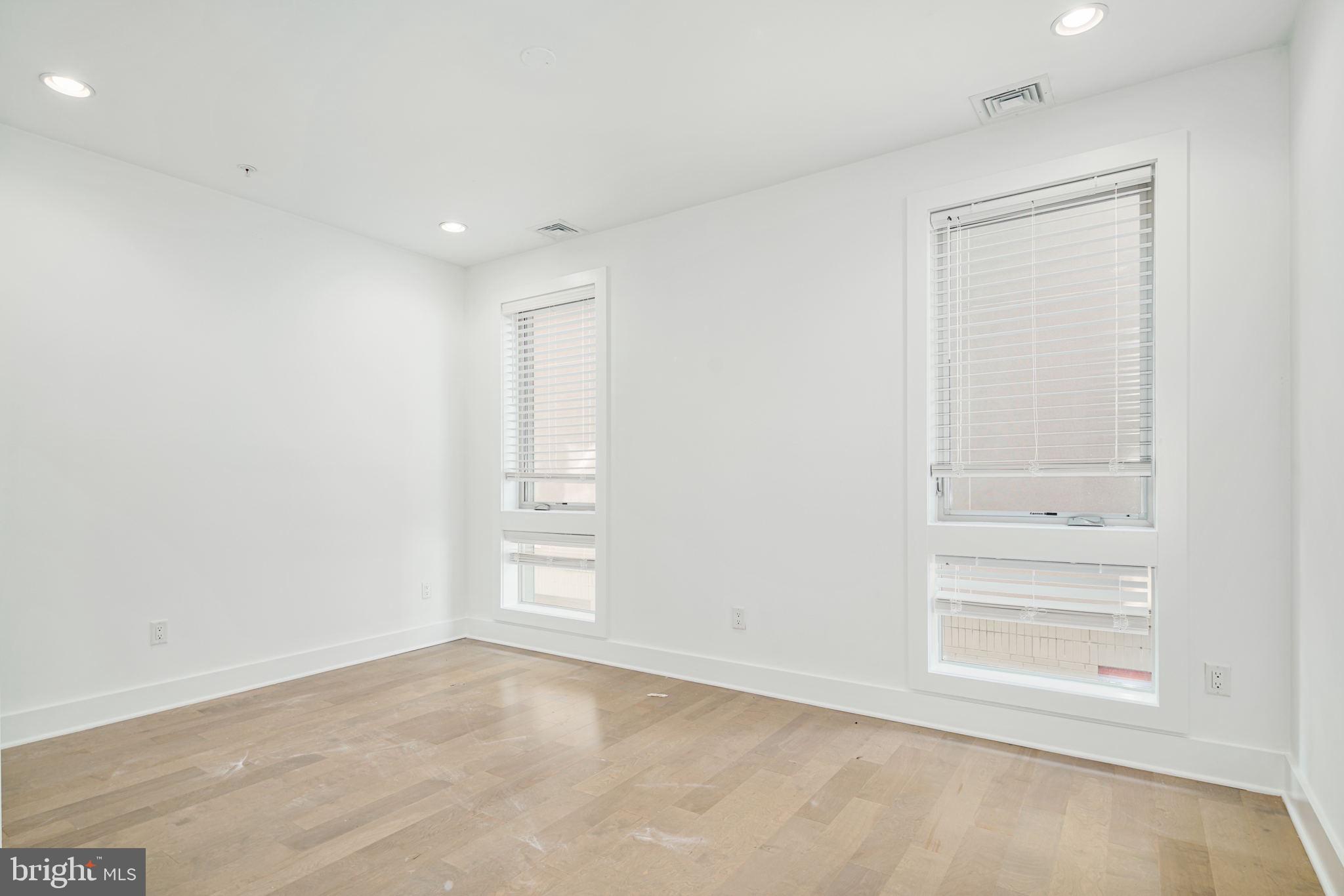 QUEEN VILLAGE - Residential