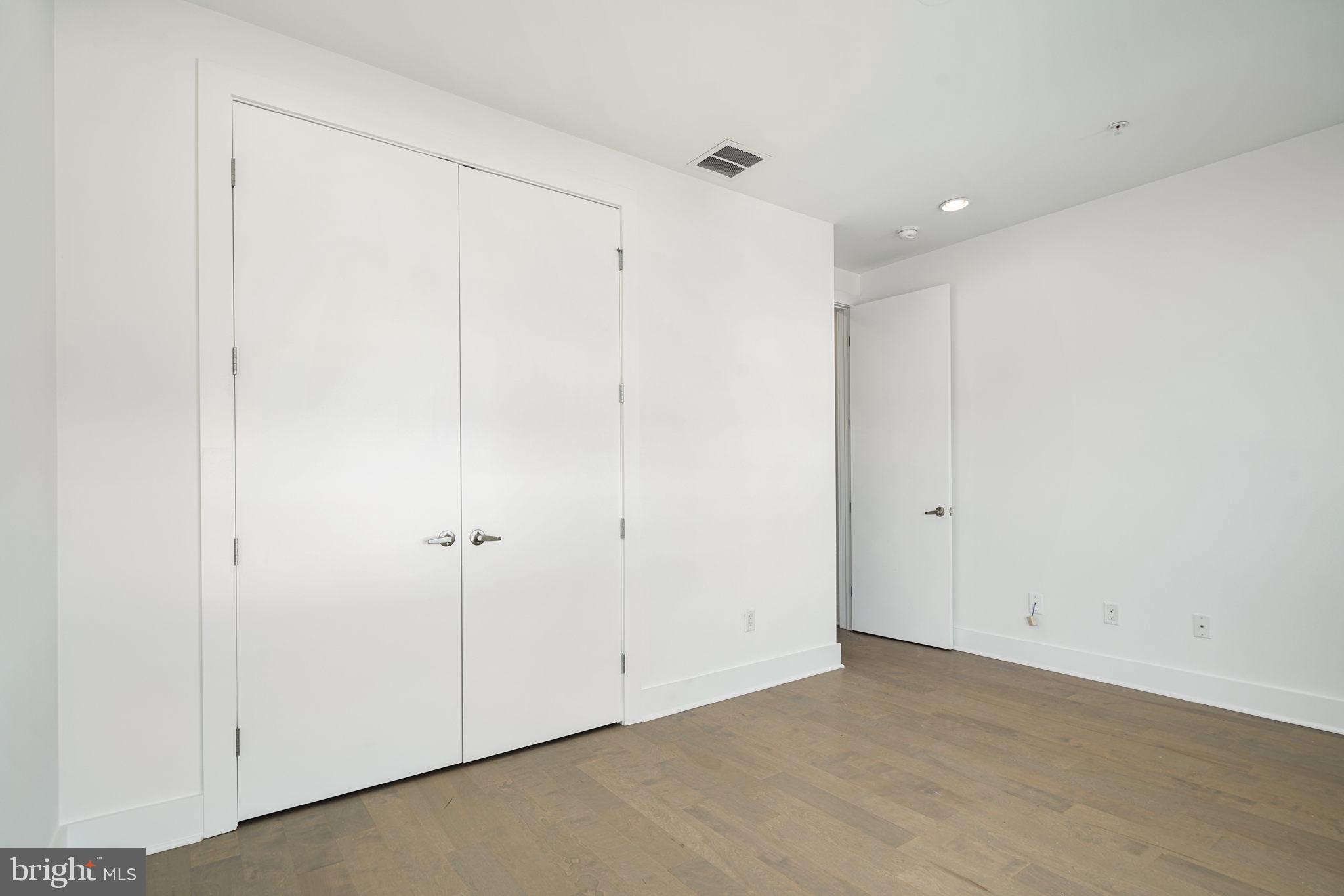 QUEEN VILLAGE - Residential