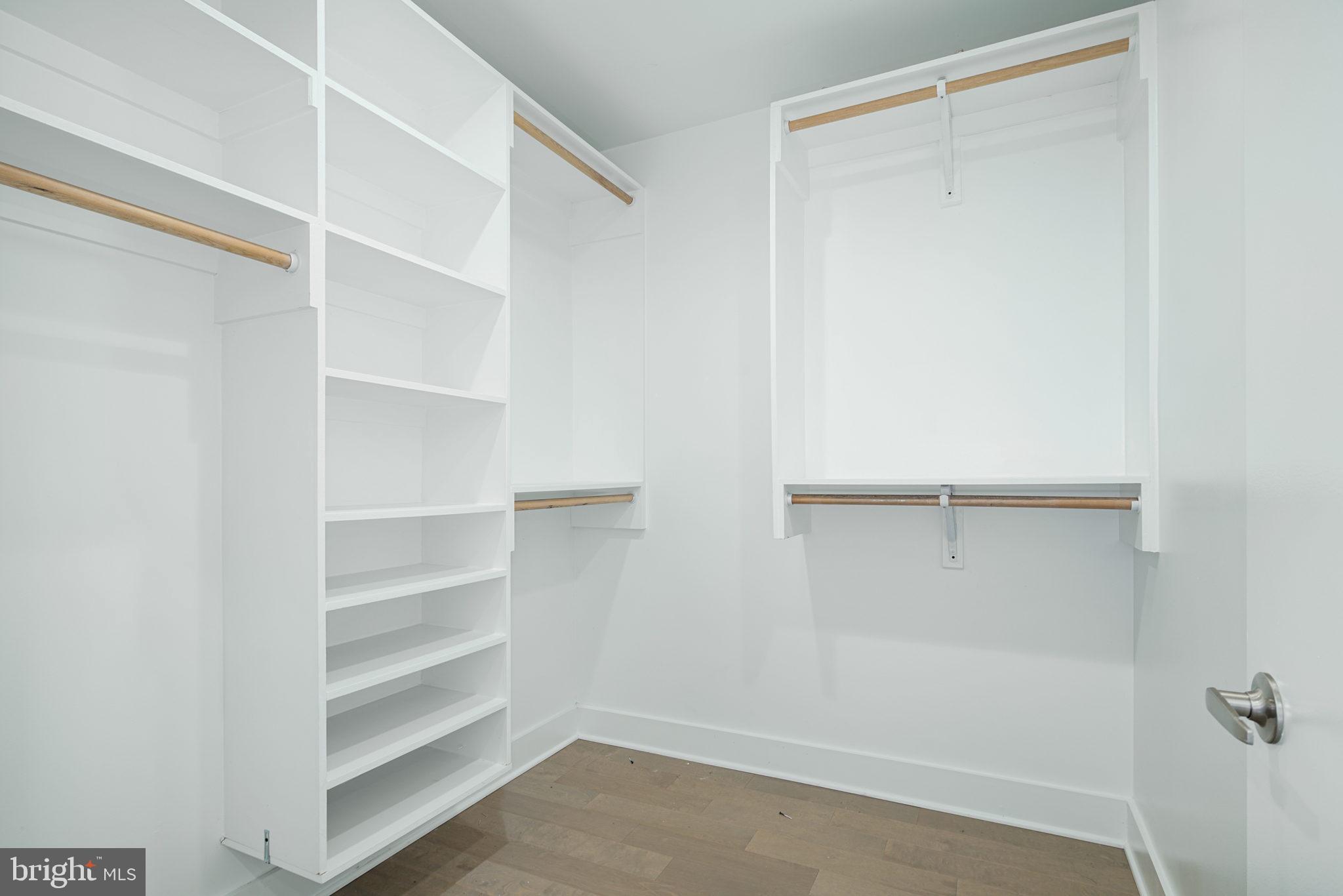 QUEEN VILLAGE - Residential