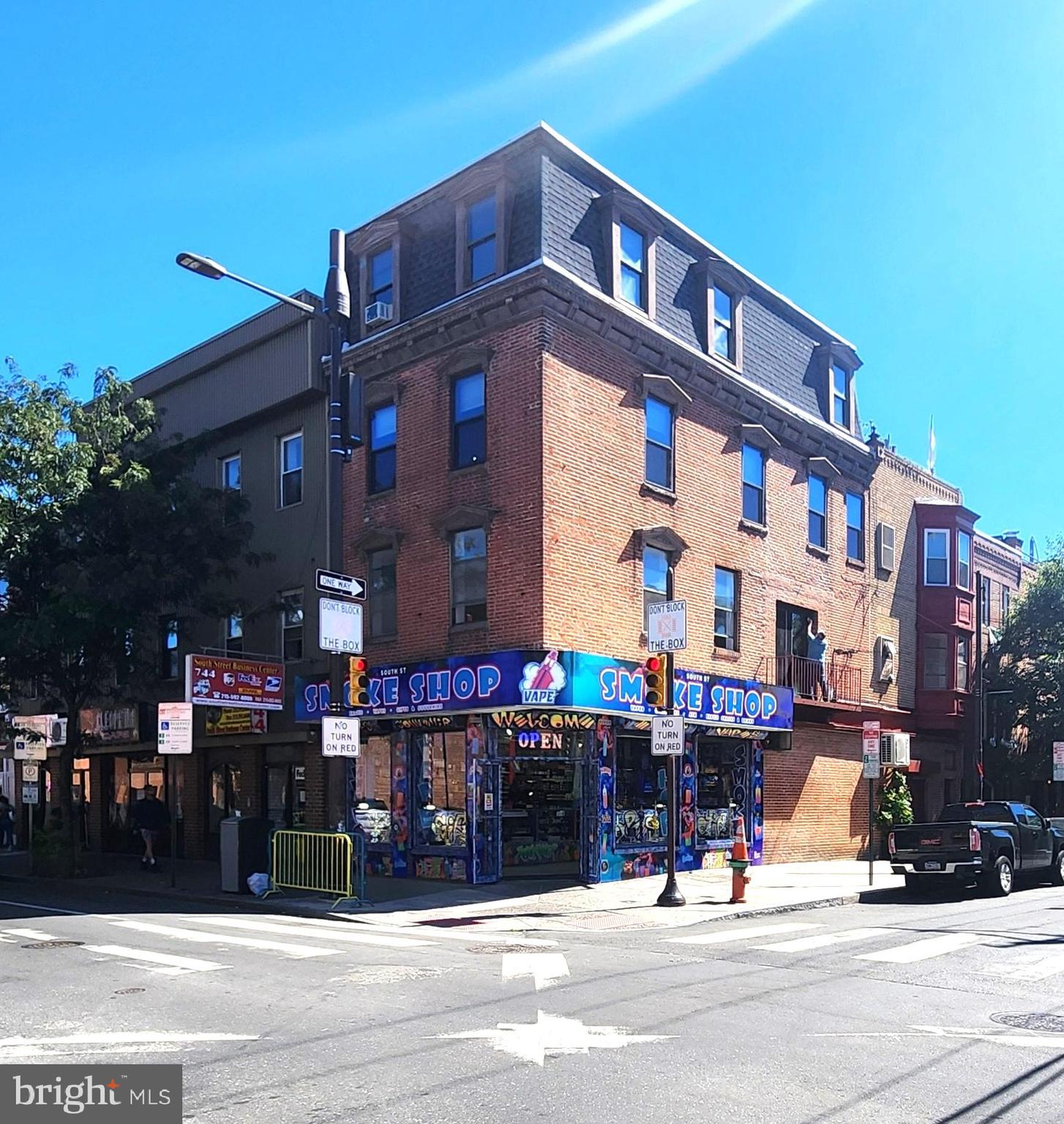 ROOMY 2ND FLOOR APARTMENT - IMMEDIATELY AVAILABLE- LARGE PRIMARY BEDROOM - 12' X 15 '.
2ND BEDROOM 10' X 12'.
LARGE LIVING ROOM 16' X 16'.
OPEN FLOOR PLAN LIVING ROOM AND KITCHEN.
ACCESS TO BALCONY FROM LIVING ROOM.