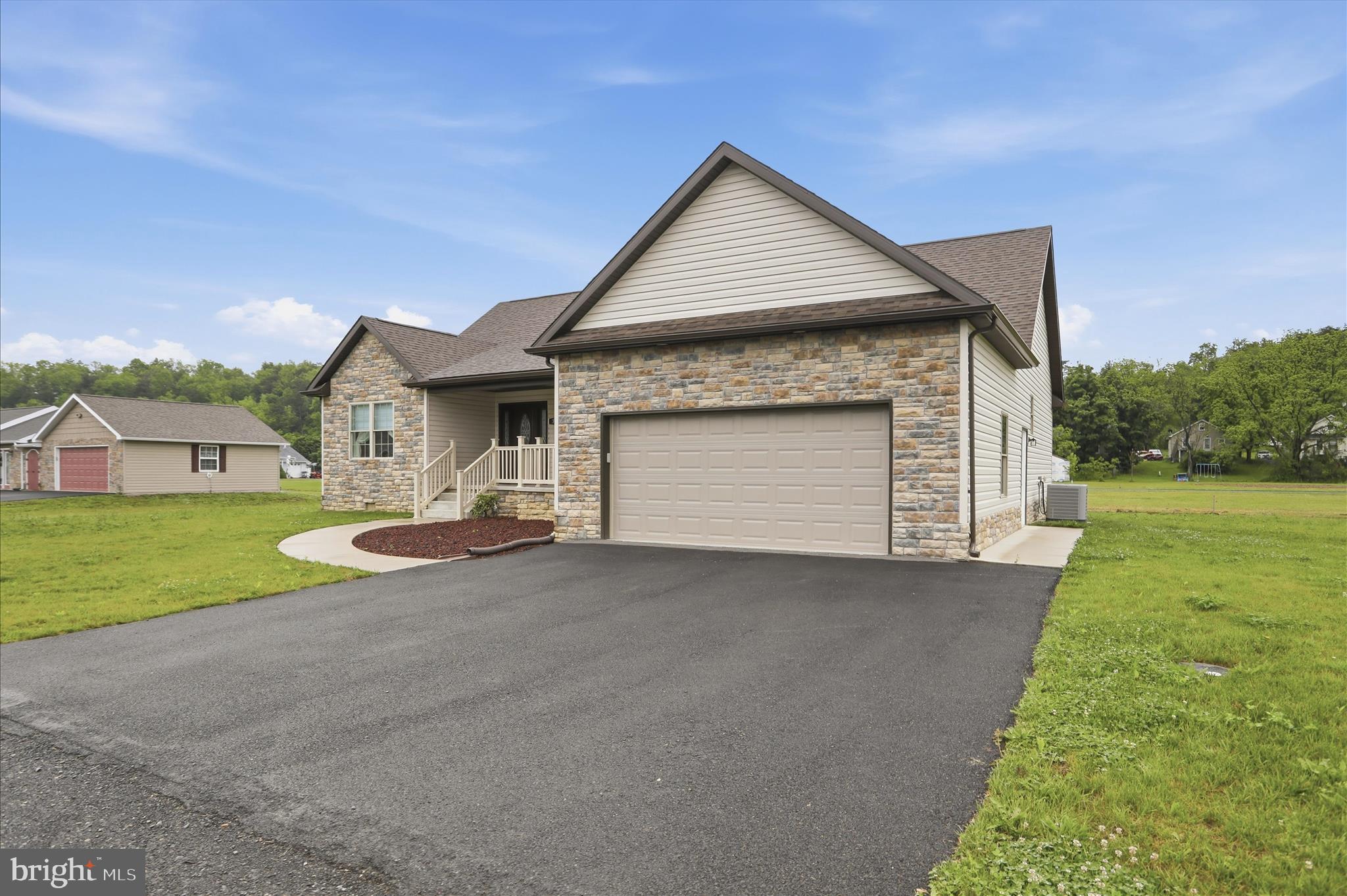 CREEKSIDE MANOR - Residential