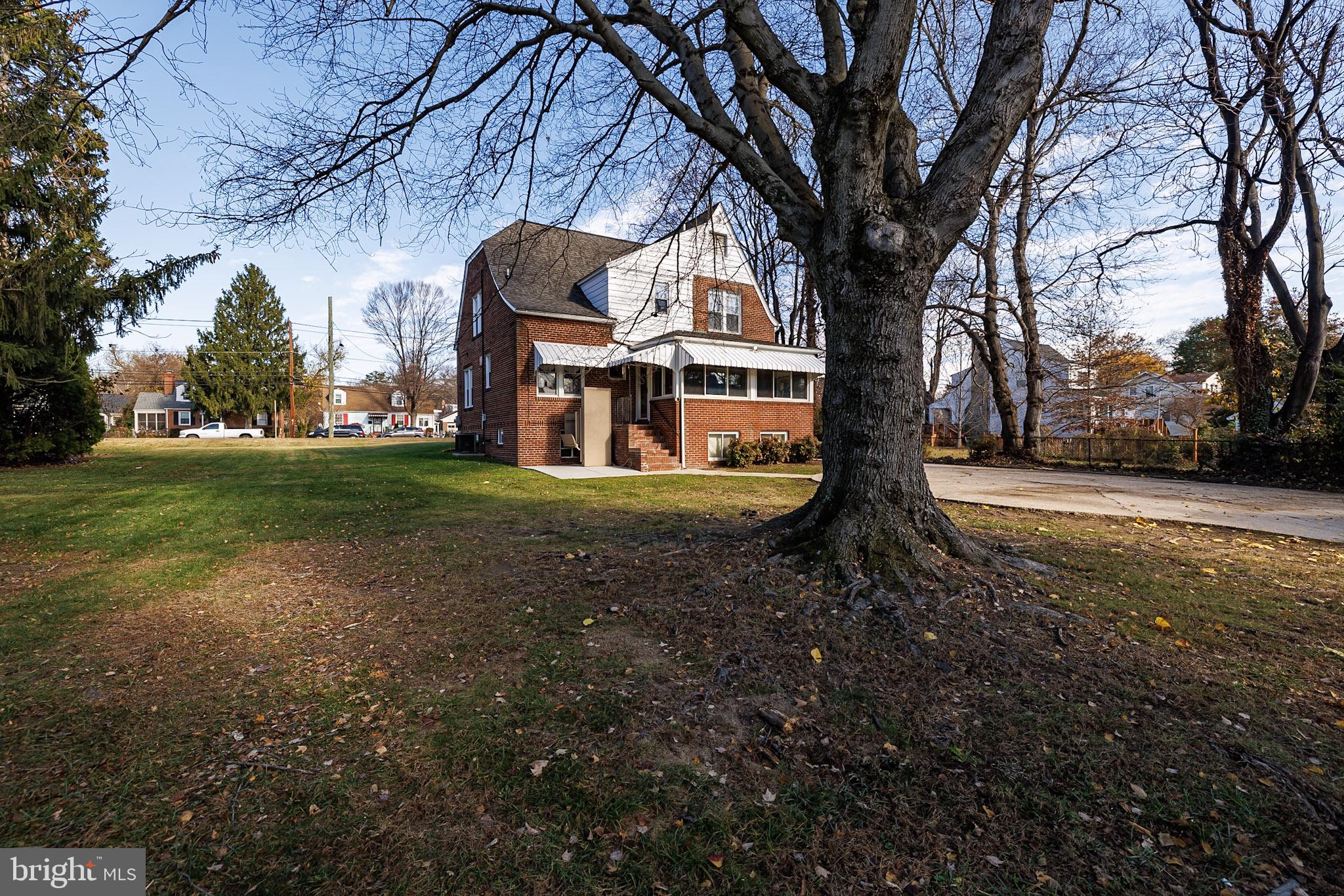 CASTLE MANOR - Residential