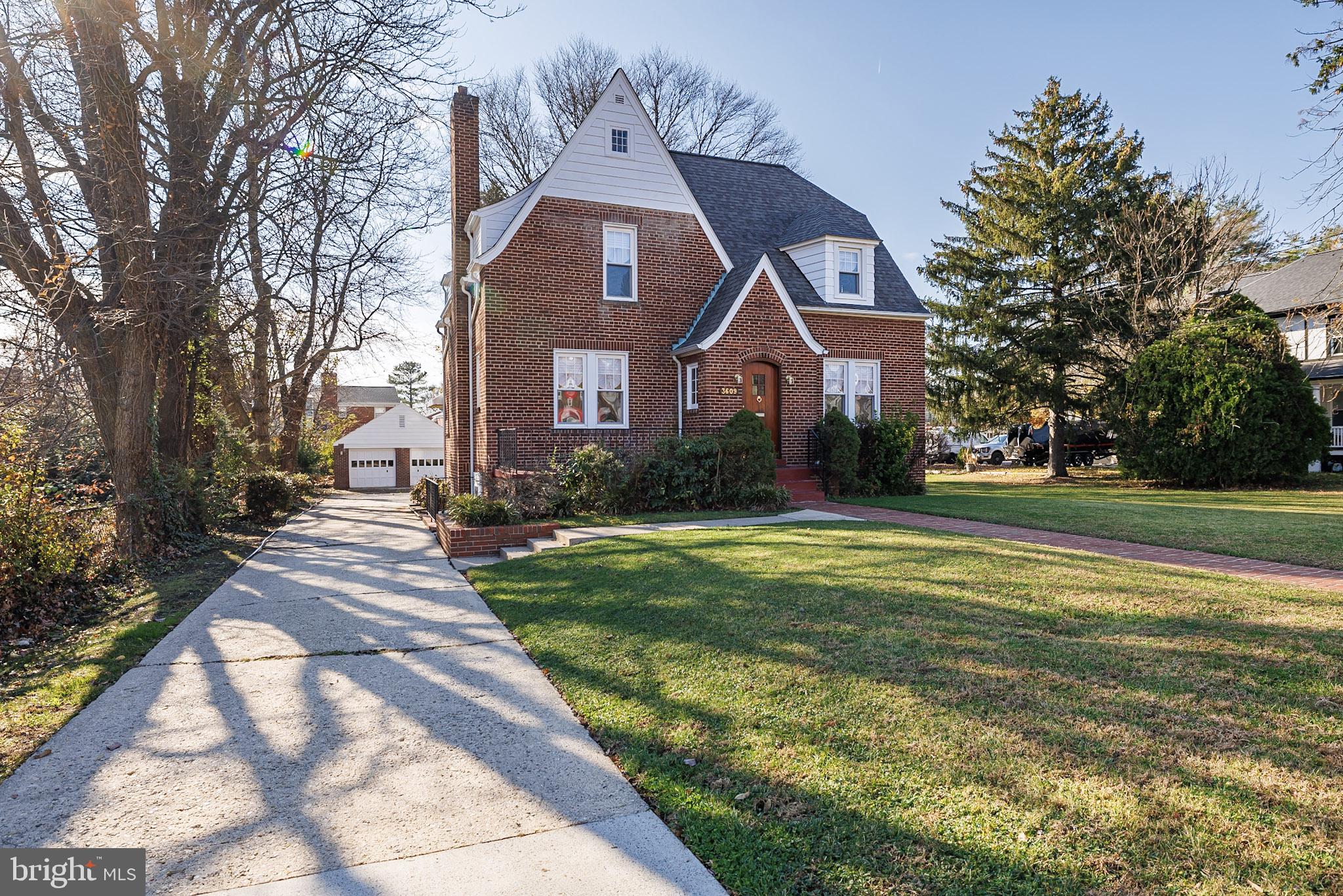 CASTLE MANOR - Residential