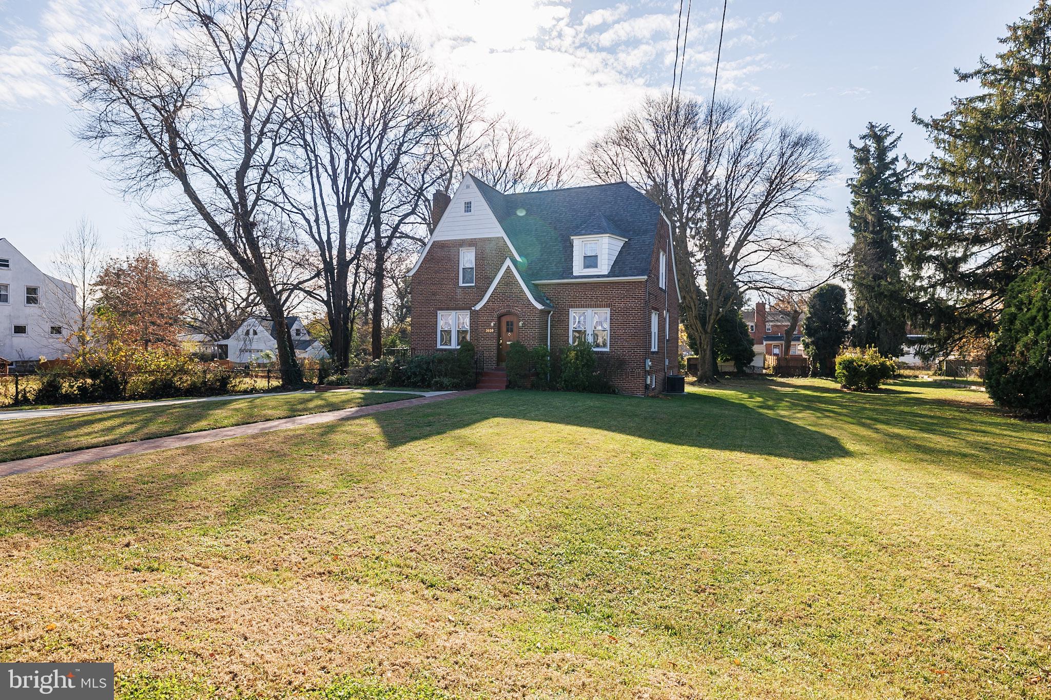 CASTLE MANOR - Residential