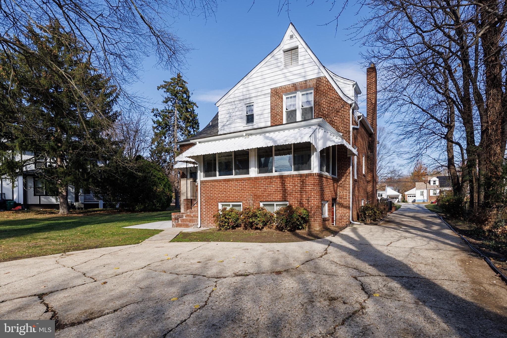 CASTLE MANOR - Residential